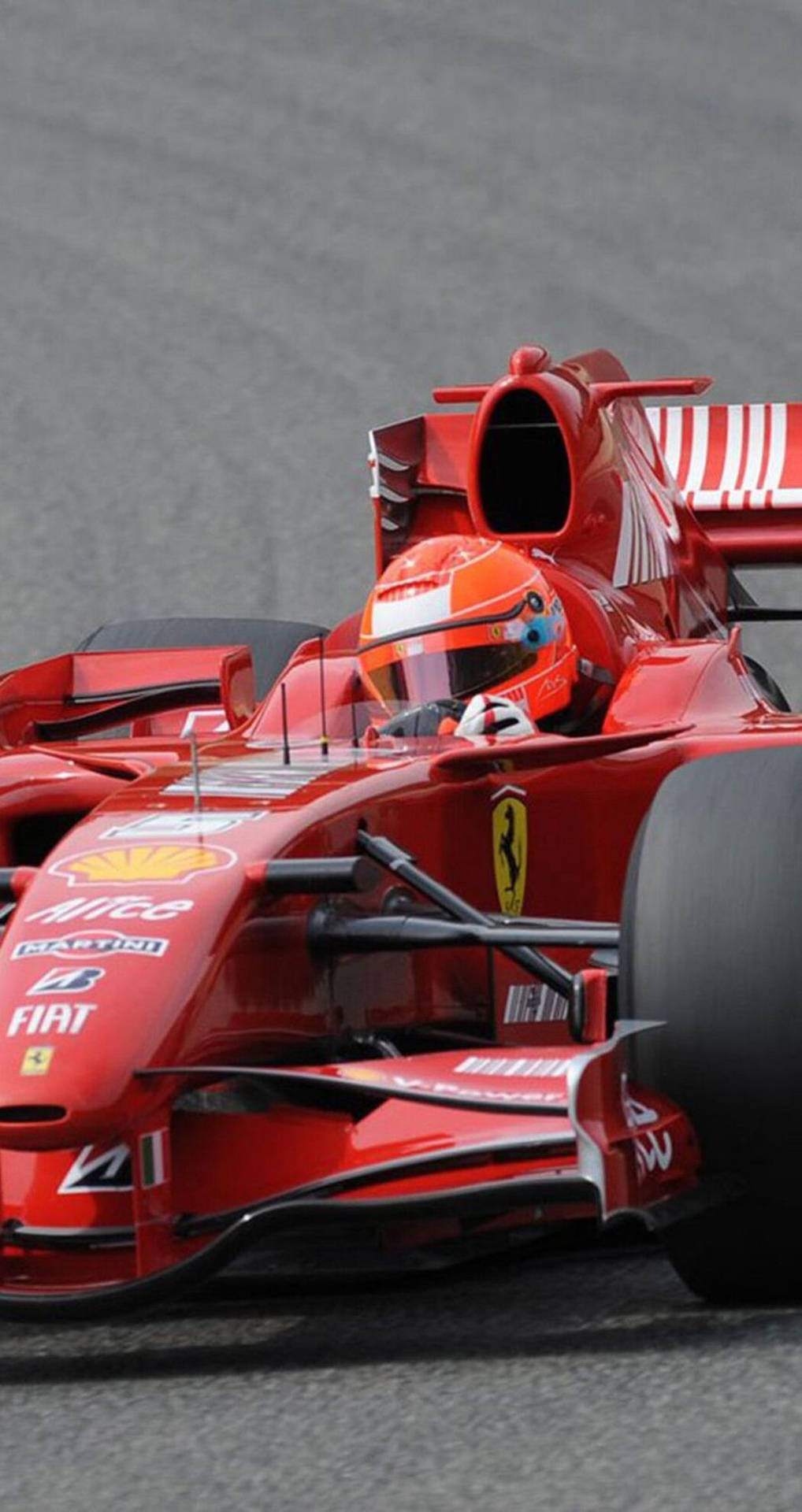 紅色法拉利F1賽車連車手在賽道上