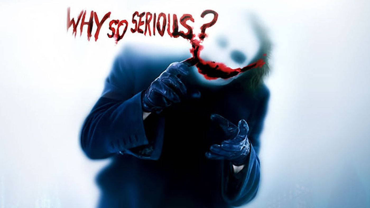 一個穿著深色西裝的人物，露出血淋淋的笑容，並有紅色文字 'WHY SO SERIOUS?'。