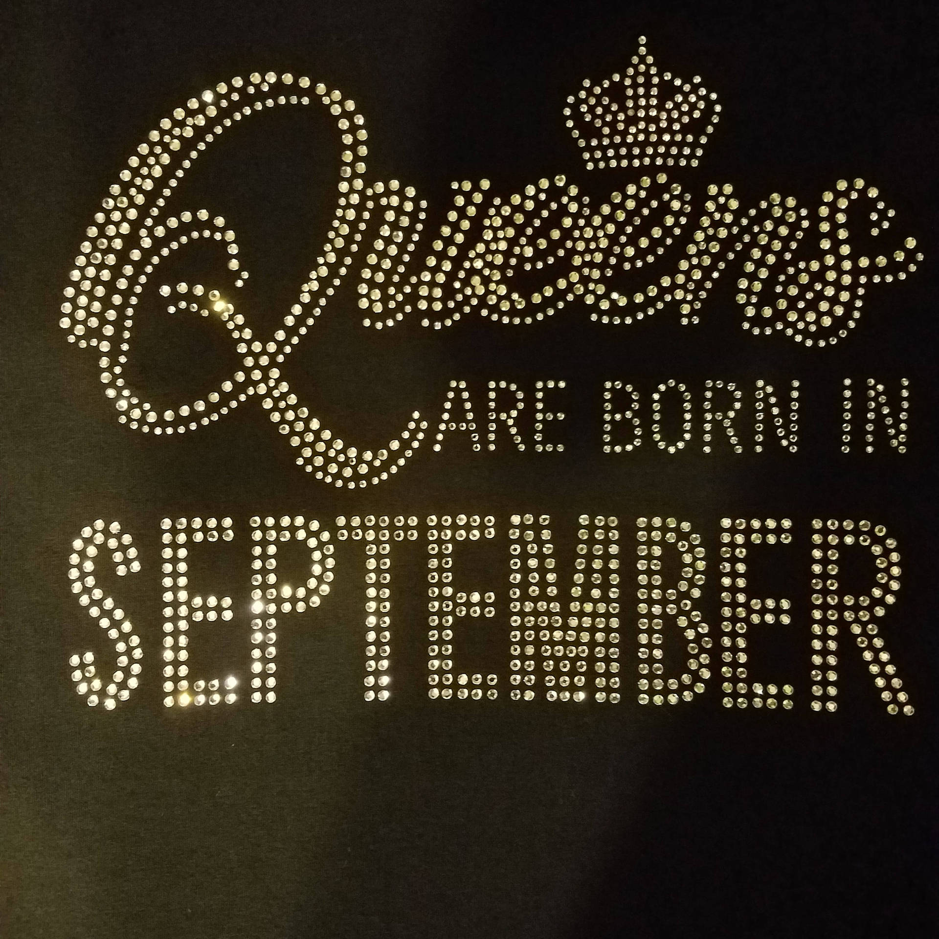 水鑽製成的 Queens Are Born In September 文字，Queens 上方有皇冠