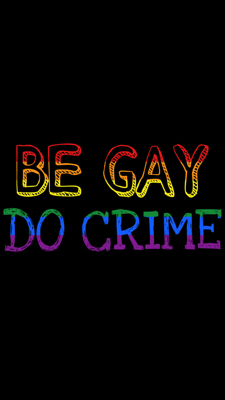 黑色背景上寫有「Be Gay Do Crime」的粗體彩虹文字。