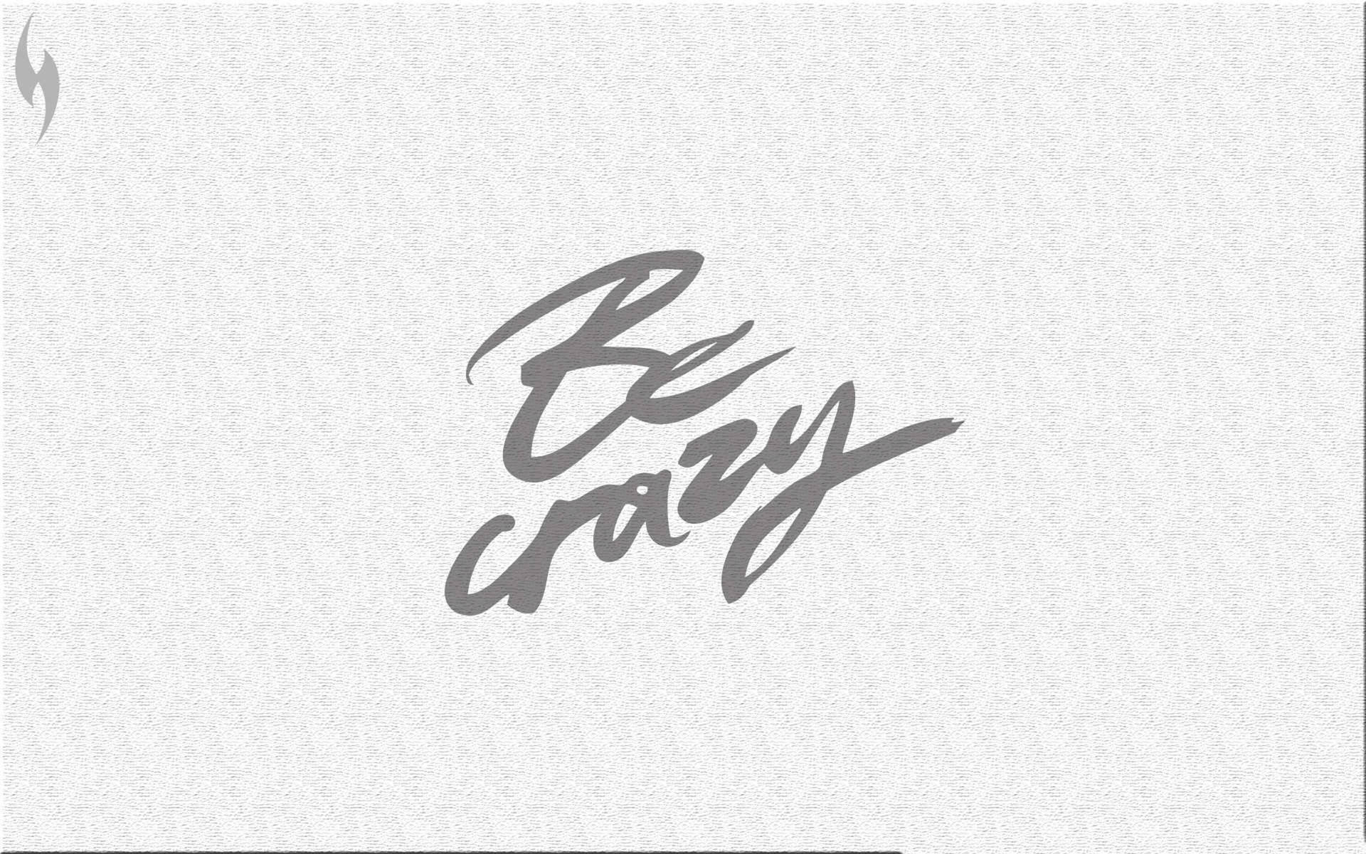 大膽灰色草書文字寫著「Be crazy」在紋理白色背景上。
