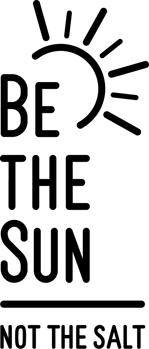做太陽，不做鹽：鼓舞人心的圖像 壁紙 — 粗體黑色文字寫著 'BE THE SUN NOT THE SALT'，並在 'SUN' 上方有一個風格化的太陽圖示。