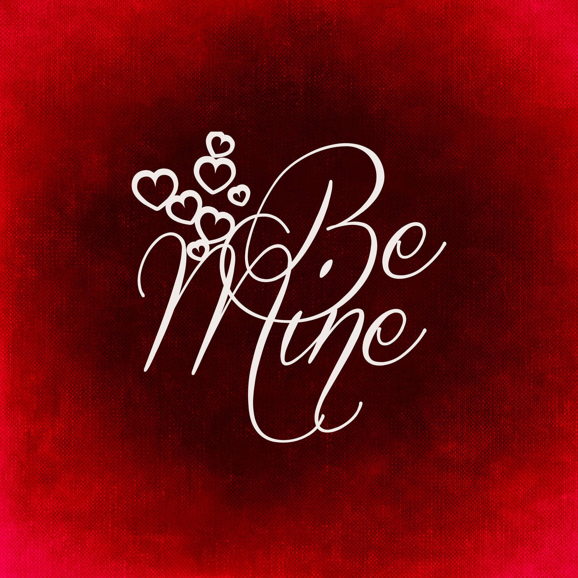 Be Mine 文字配上心形，紅色紋理背景