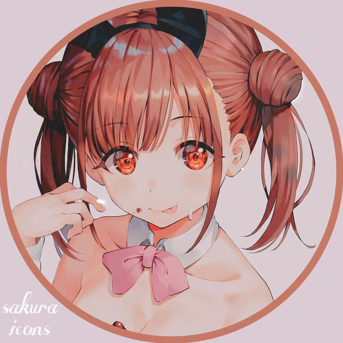 做自己，並為之驕傲！ 壁紙 — 一個紅眼睛、雙馬尾的可愛動漫女孩微笑著，手裡拿著一個小小的發光物體。
