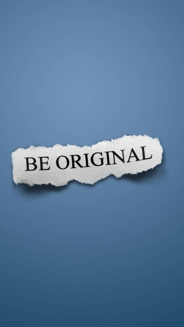 撕裂的紙張，上面有「BE ORIGINAL」文字，藍色背景