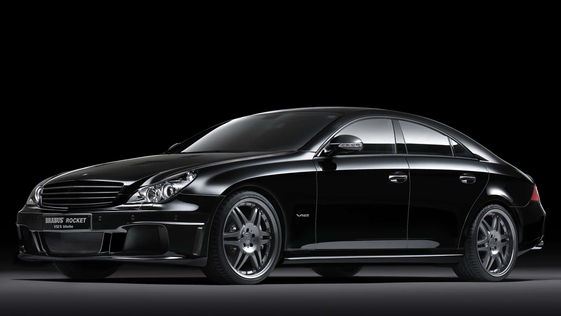 停在戶外的光澤黑色轎車 壁紙 — 一輛時尚的黑色Brabus Rocket Mercedes-Benz轎車在純黑色背景下於攝影棚燈光中閃耀。