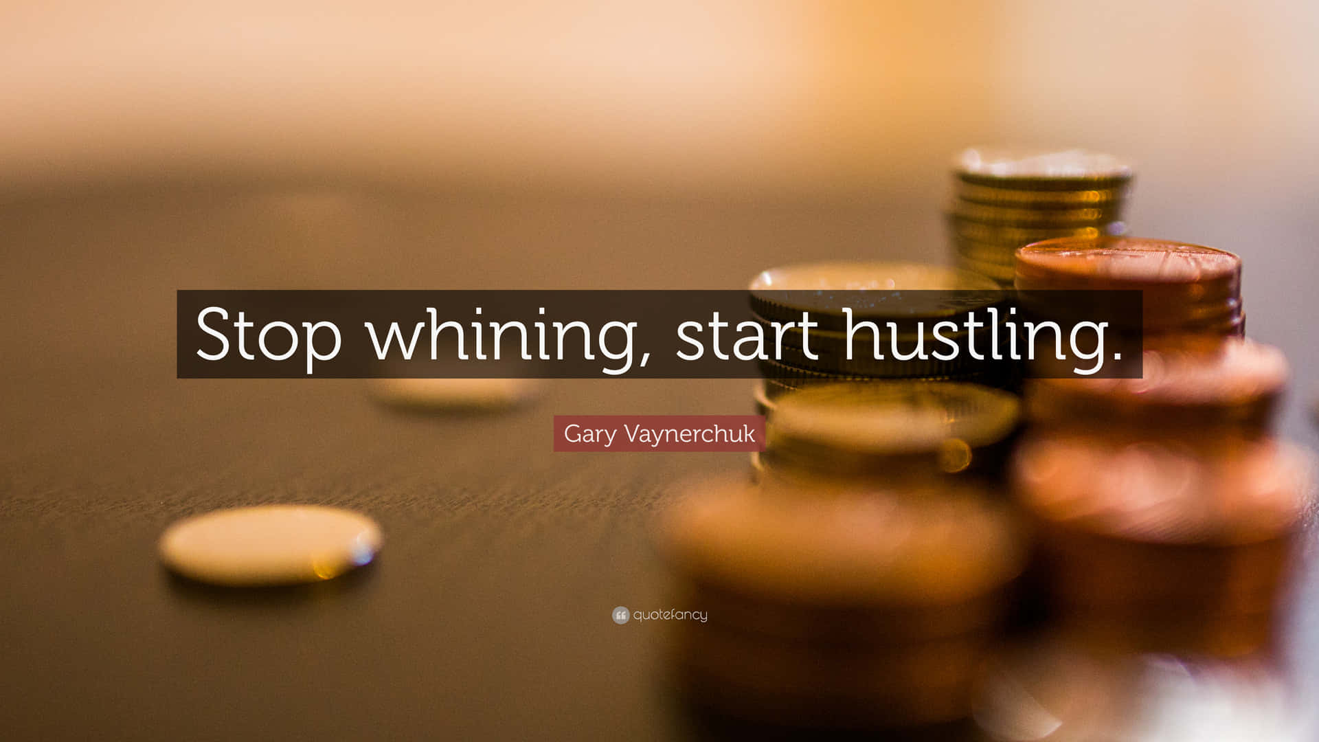 木質表面上的硬幣堆，附有「stop whining start hustling」名言。