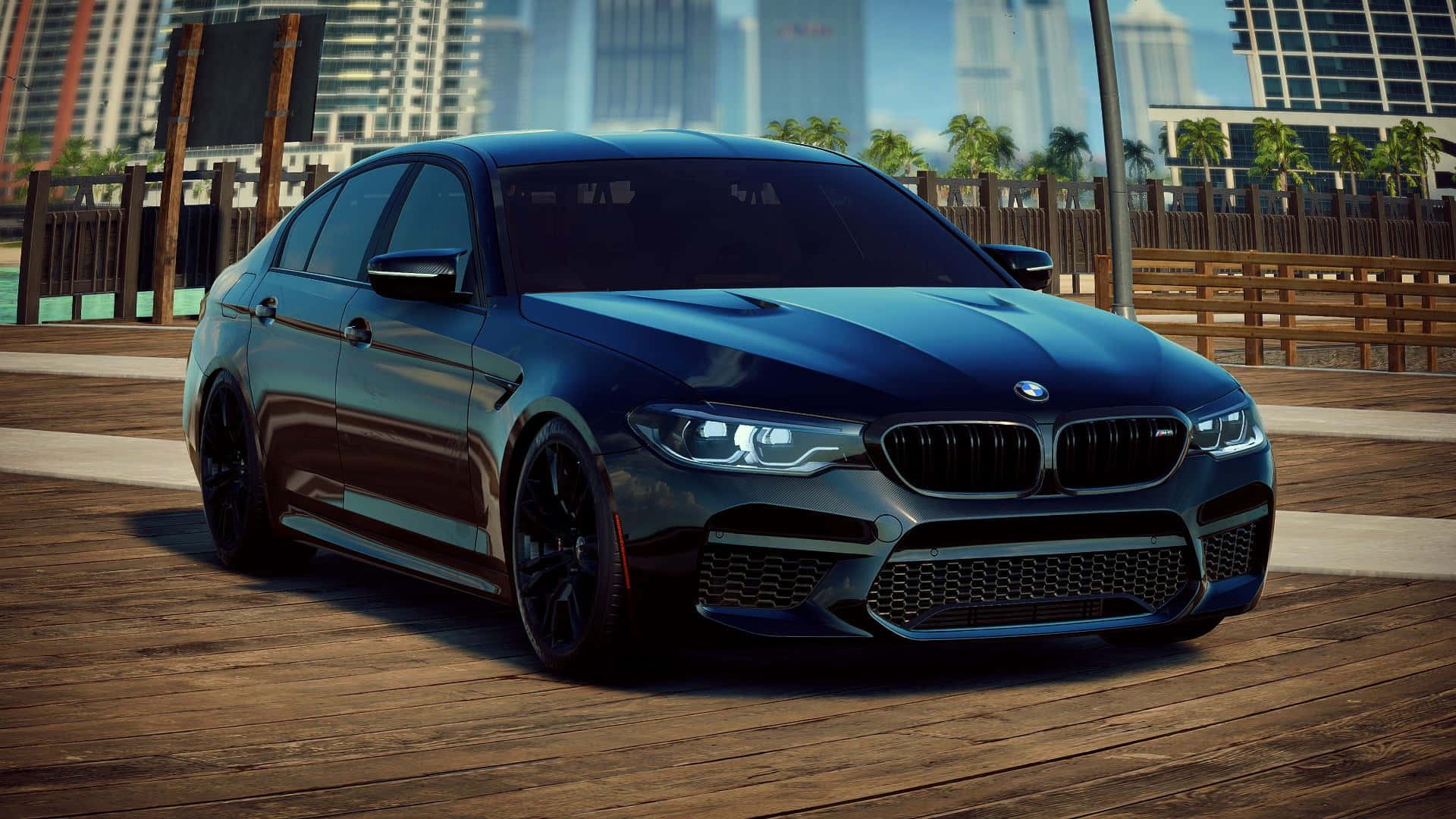 停泊在水邊木甲板上的黑色BMW M5 壁紙 — 一架時尚的深藍色BMW M5房車在木製碼頭上閃閃發光，背景是現代化的摩天大樓和棕櫚樹。