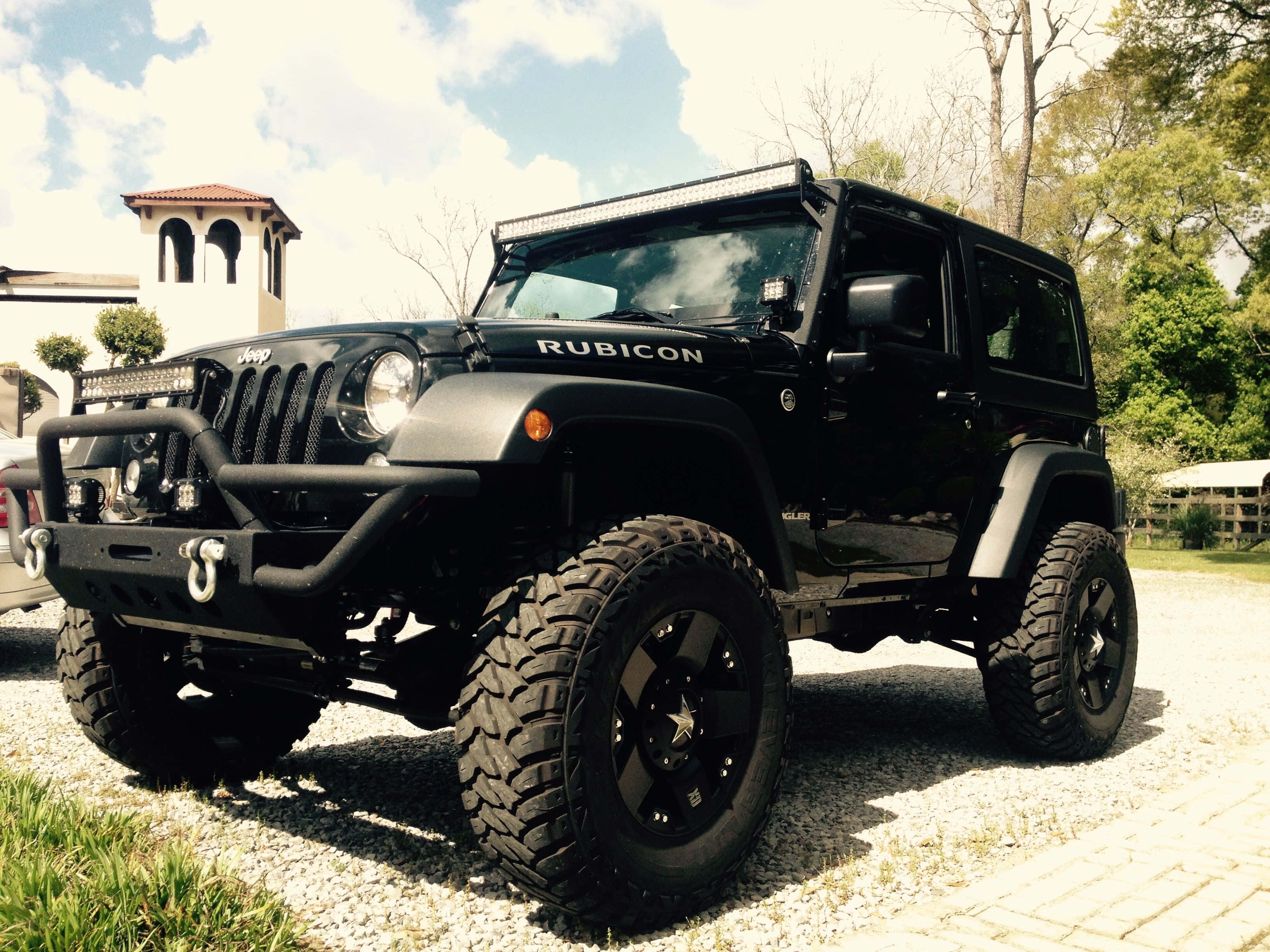 停泊在車道上的黑色Jeep 壁紙