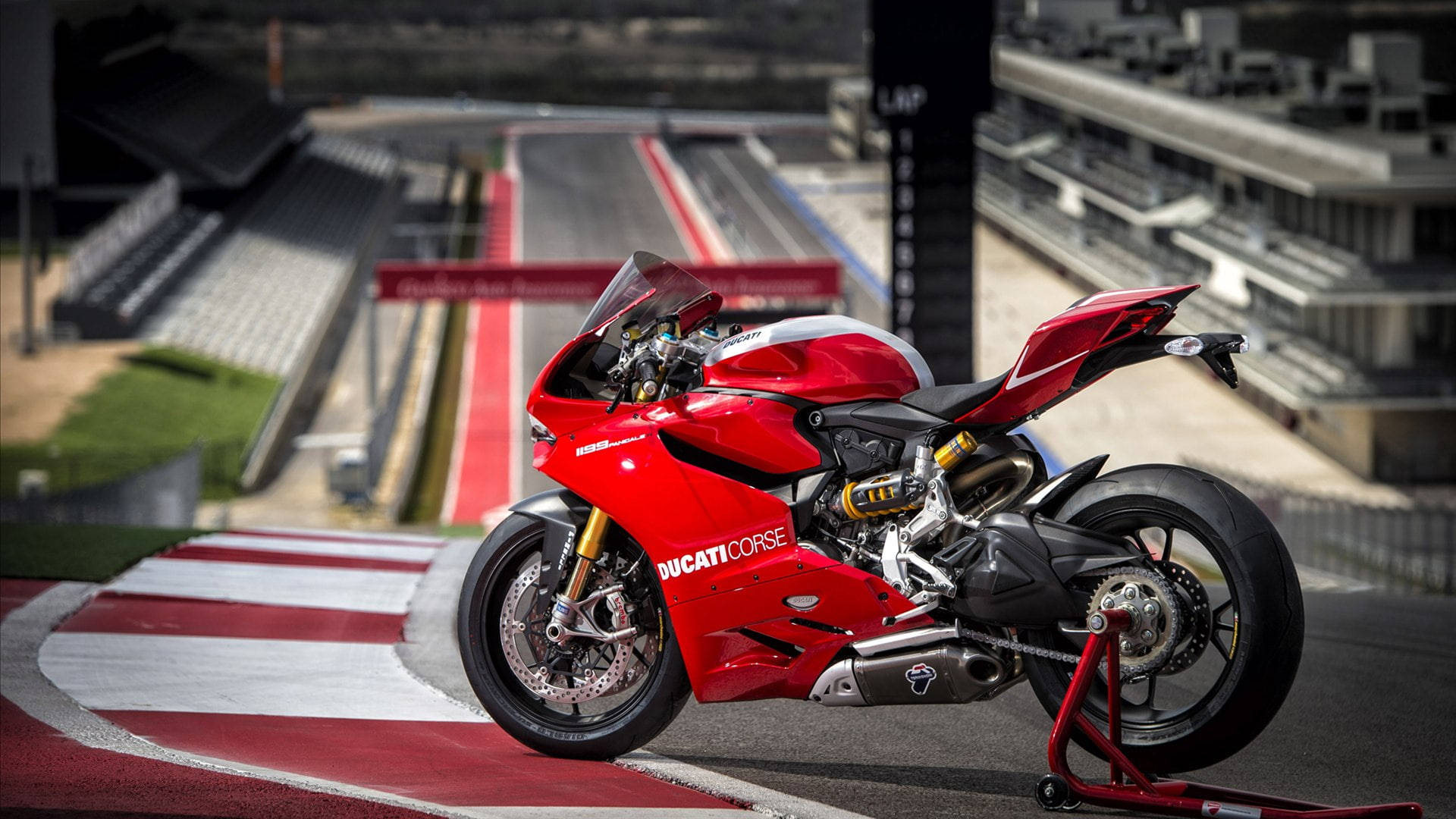 賽道上嘅紅色Ducati電單車同觀眾席