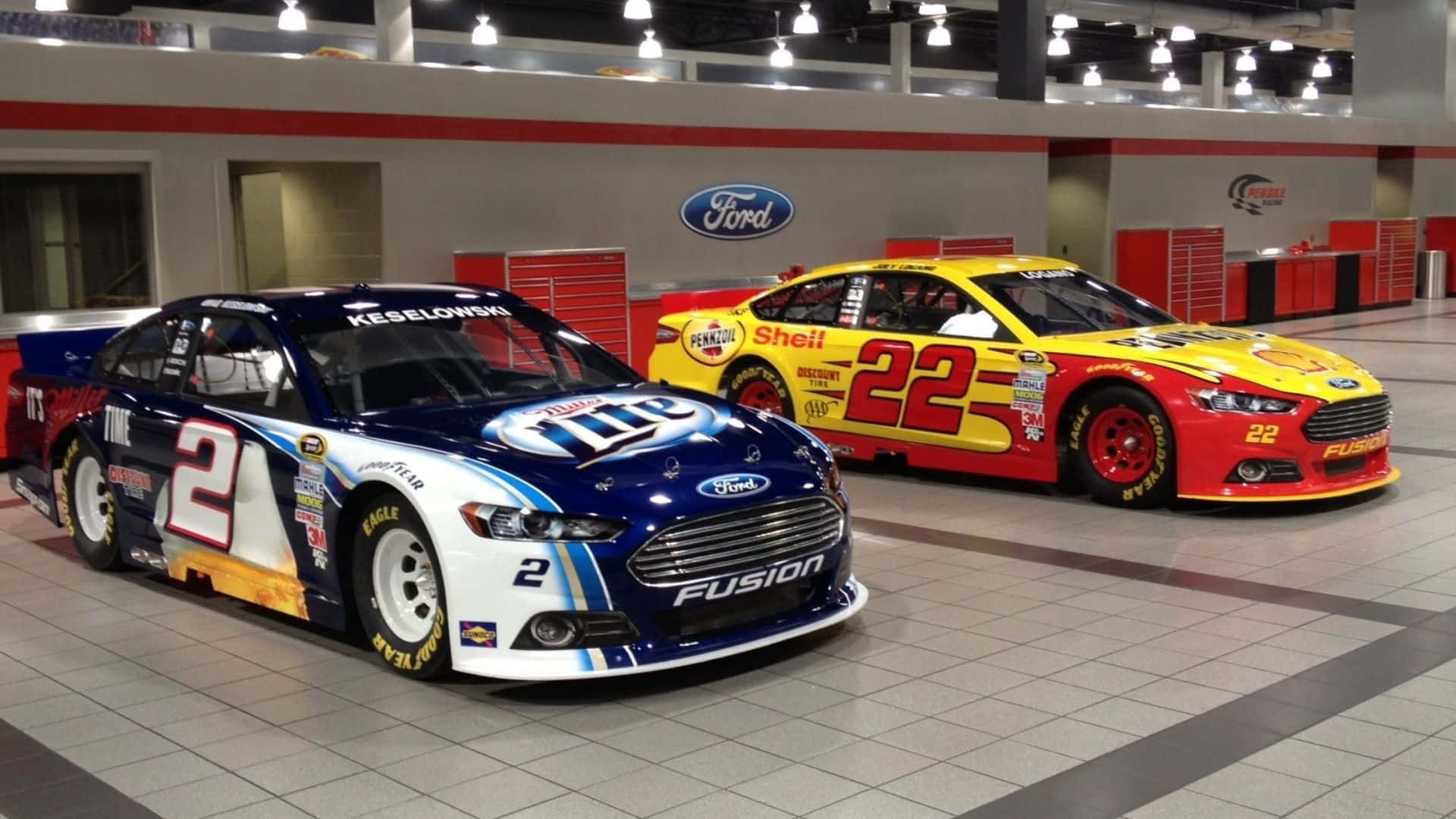兩輛福特NASCAR賽車在室內展廳展示。