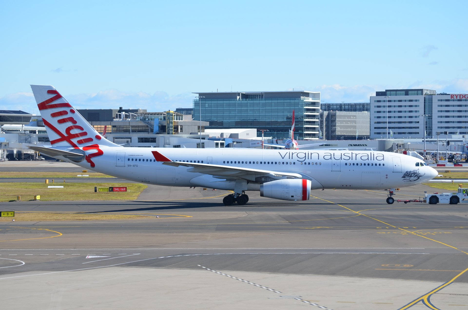 維珍澳洲航空飛機喺陽光下嘅機場停機坪上 — 飛機 壁紙