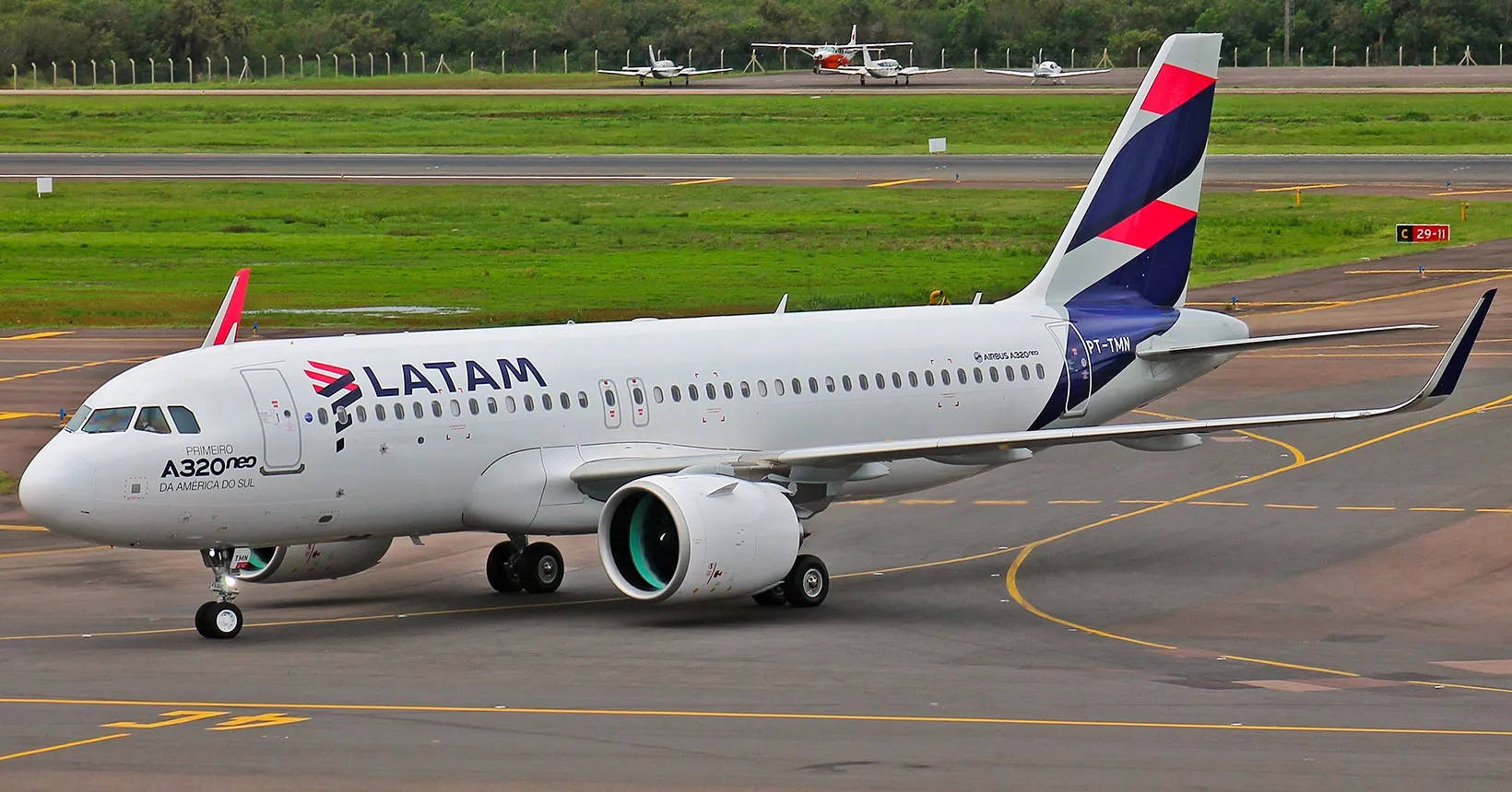 白天機場停機坪上的LATAM空中巴士A320neo飛機