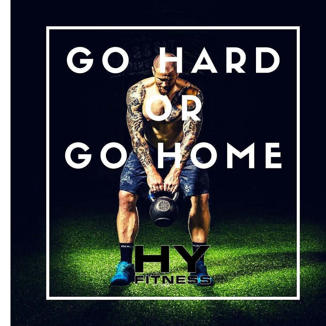 紋身男子舉起壺鈴，附有「go hard or go home」文字。