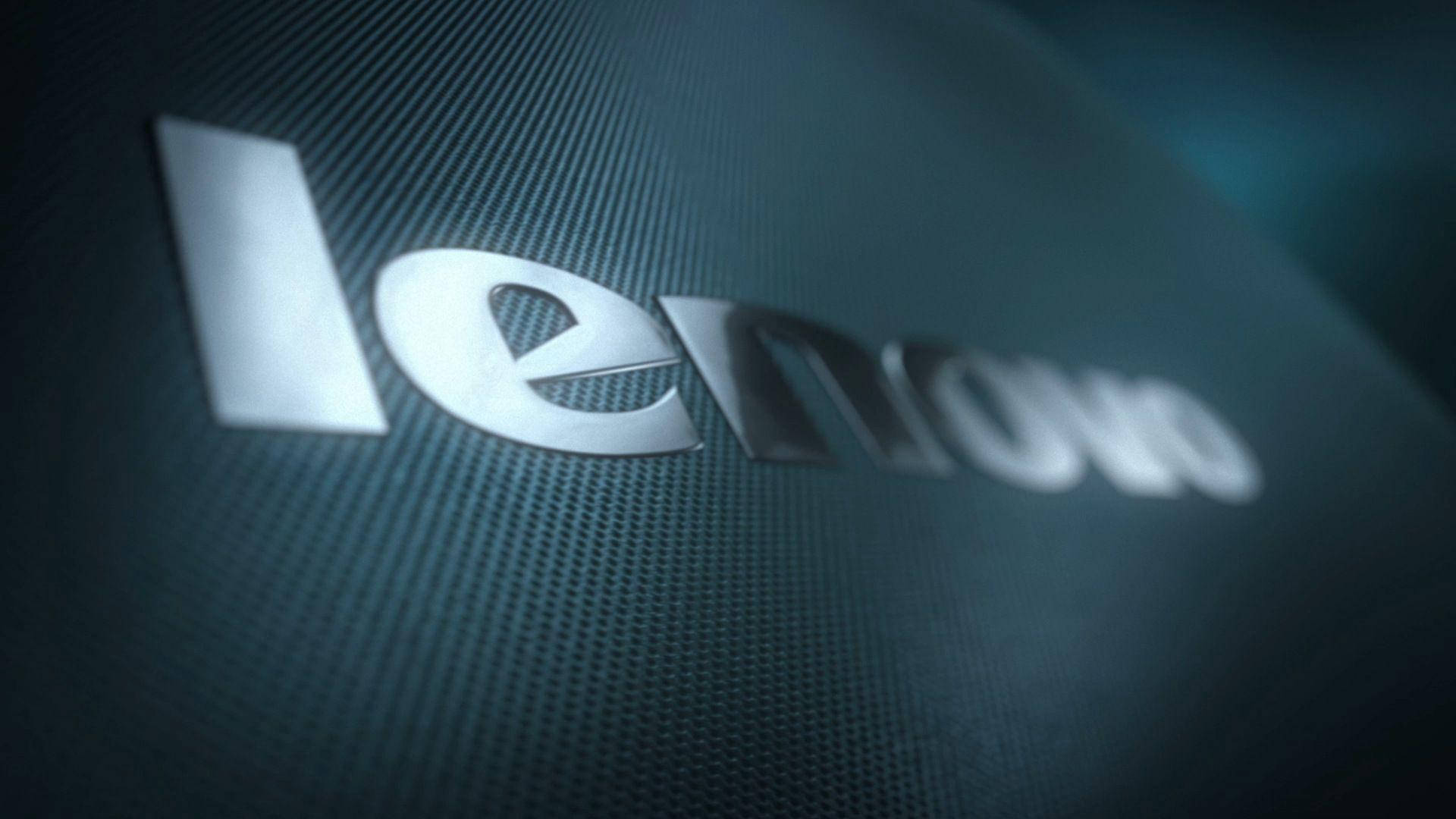時尚的銀色 Lenovo 標誌，位於帶有紋理的深藍綠色表面上。