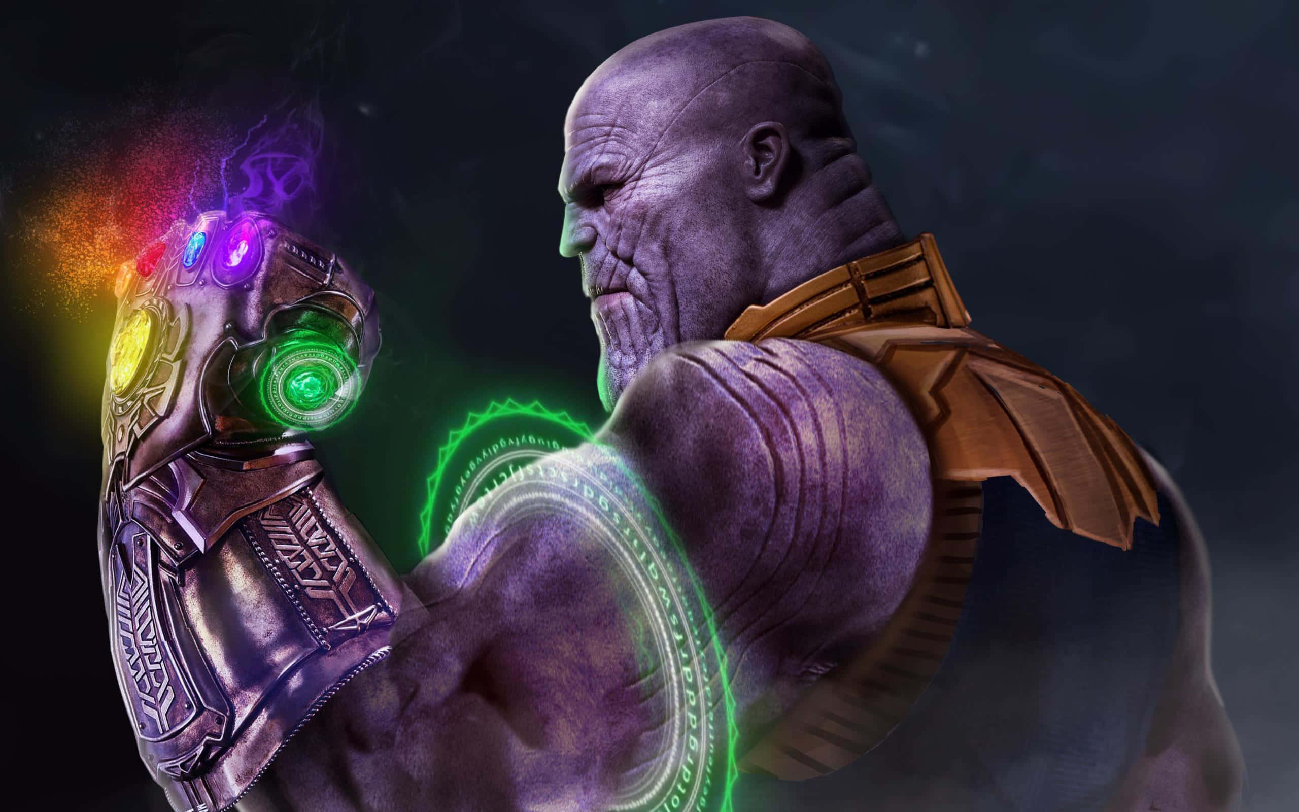 Thanos 桌布 壁紙 — 側面嘅Thanos喺黑暗宇宙背景下揮舞發光嘅無限手套。