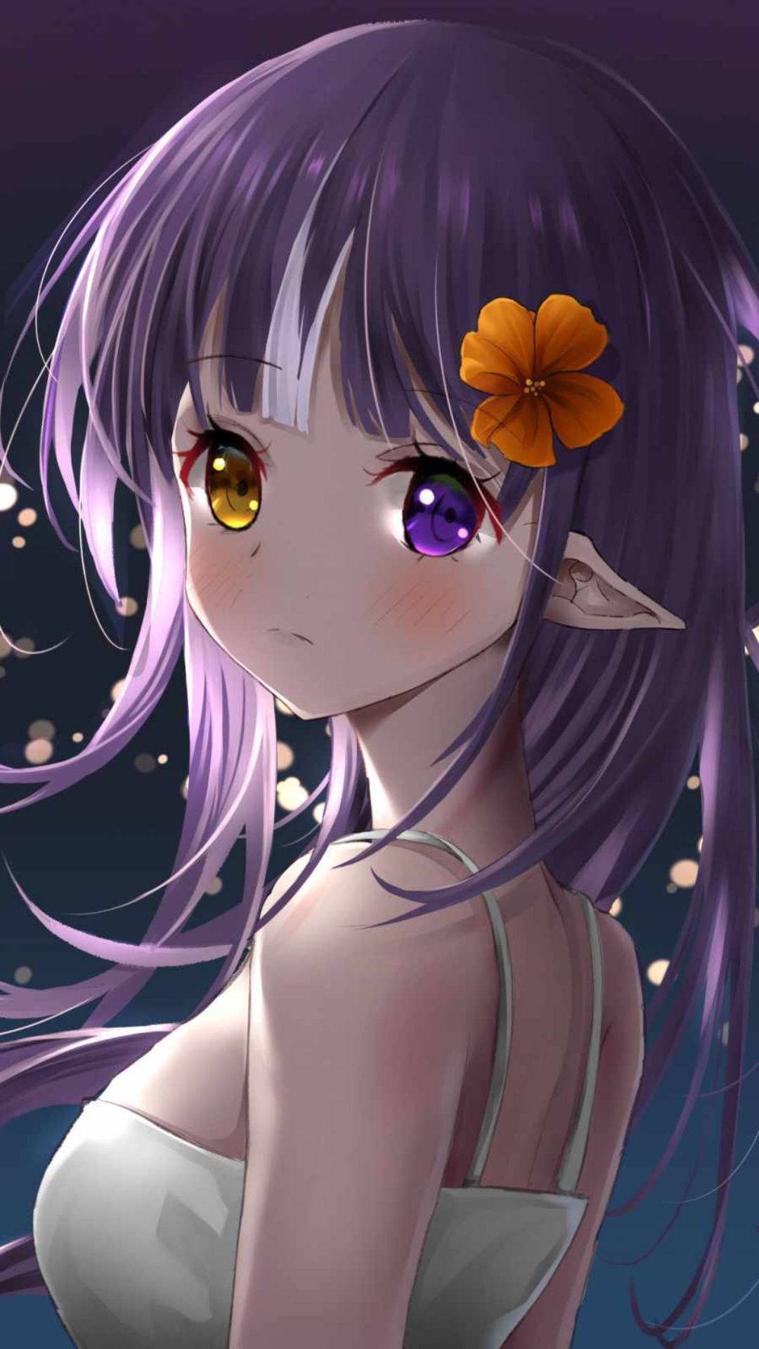 動漫女孩，紫色頭髮，眼睛顏色不同，身穿白色上衣，頭髮上插著一朵橙色花。