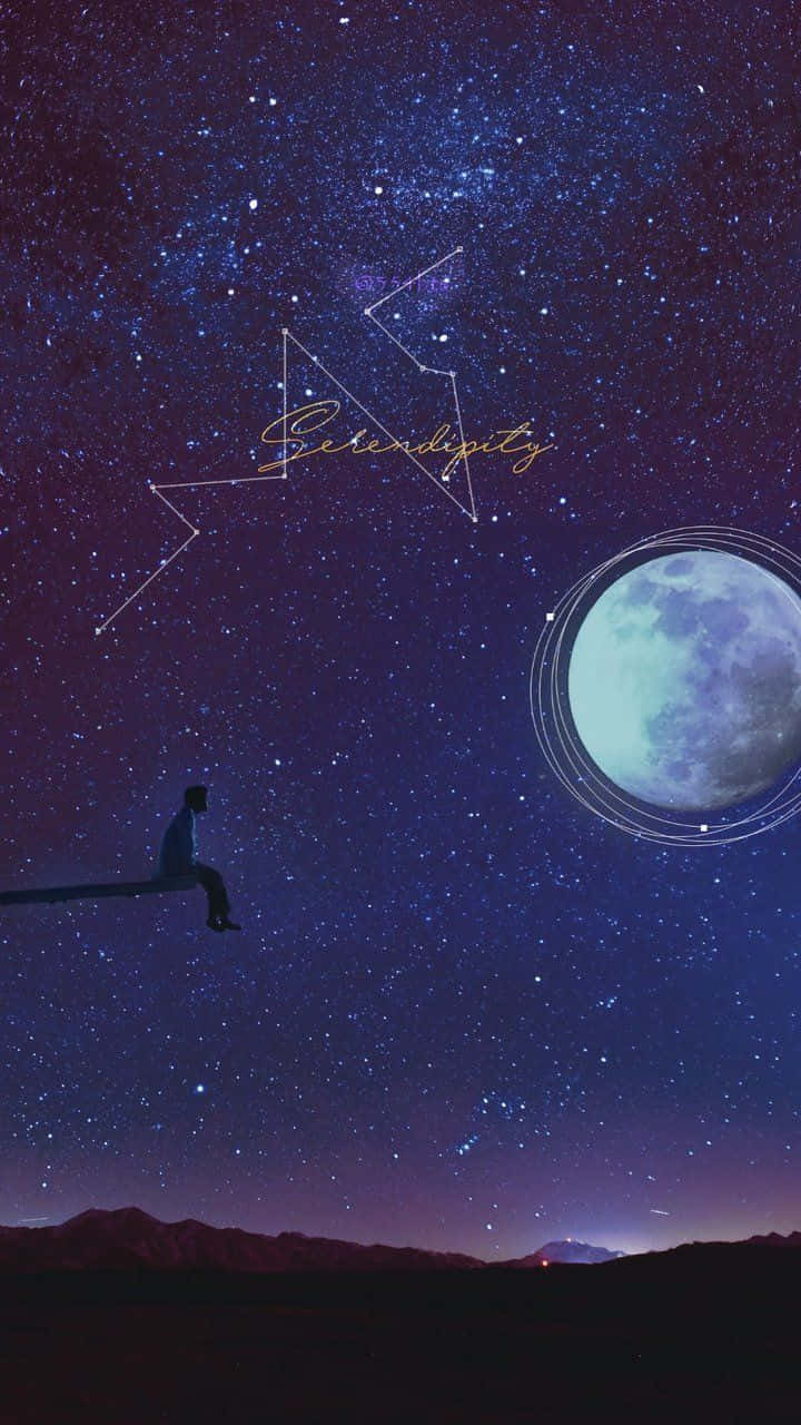 一個人的剪影坐在橫樑上，在星空下，有發光的月亮和星座文字。