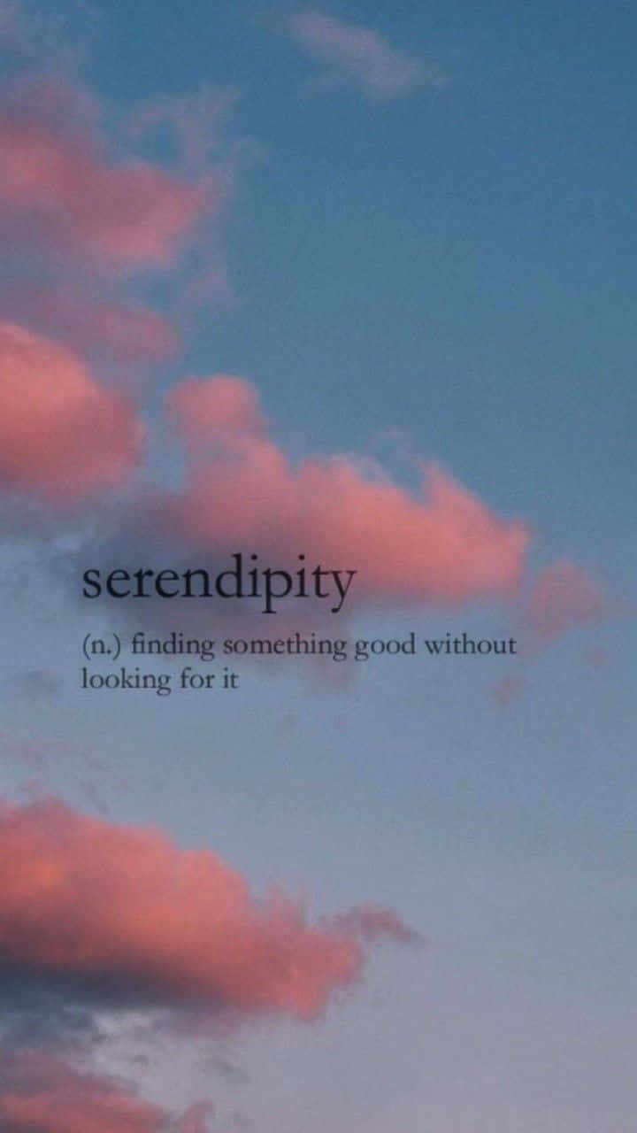 暮色天空中的粉紅雲朵，帶有 serendipity 定義的文字疊加