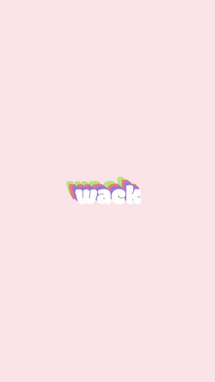 粉紅色背景，帶有色彩繽紛的分層文字標誌 wack