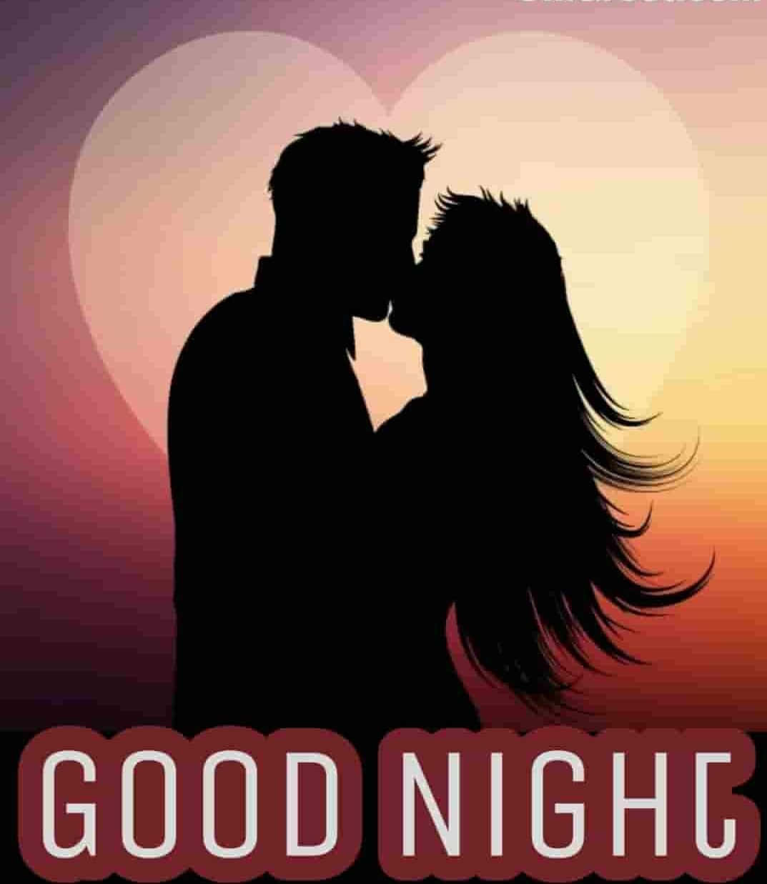 偷吻晚安 壁紙 — 剪影情侶在發光的心形日落前接吻，下方有「GOOD NIGHT」文字。
