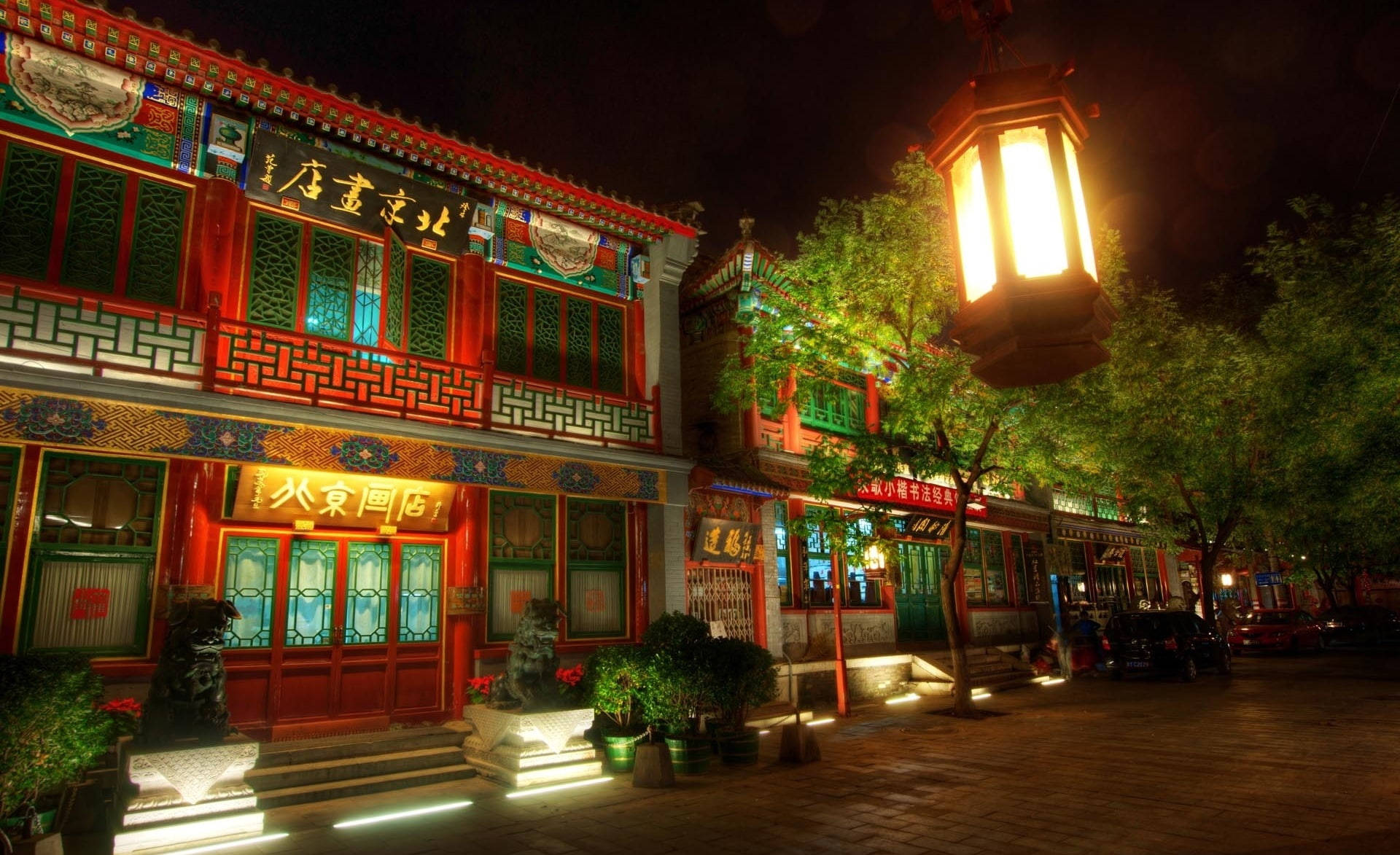 夜晚被溫暖嘅燈籠照亮嘅傳統中國建築。