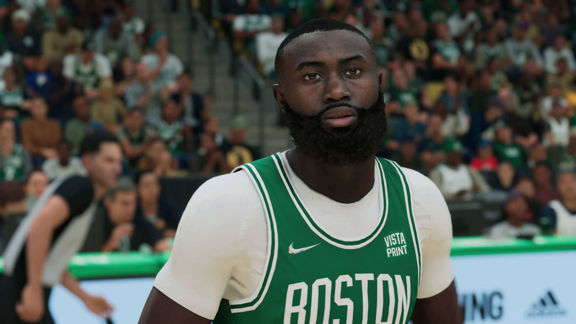 傑倫·布朗NBA 2K22遊戲 壁紙 — 一名身穿綠色波士頓球衣的籃球運動員，在模糊的人群背景下，專注地凝視著鏡頭。