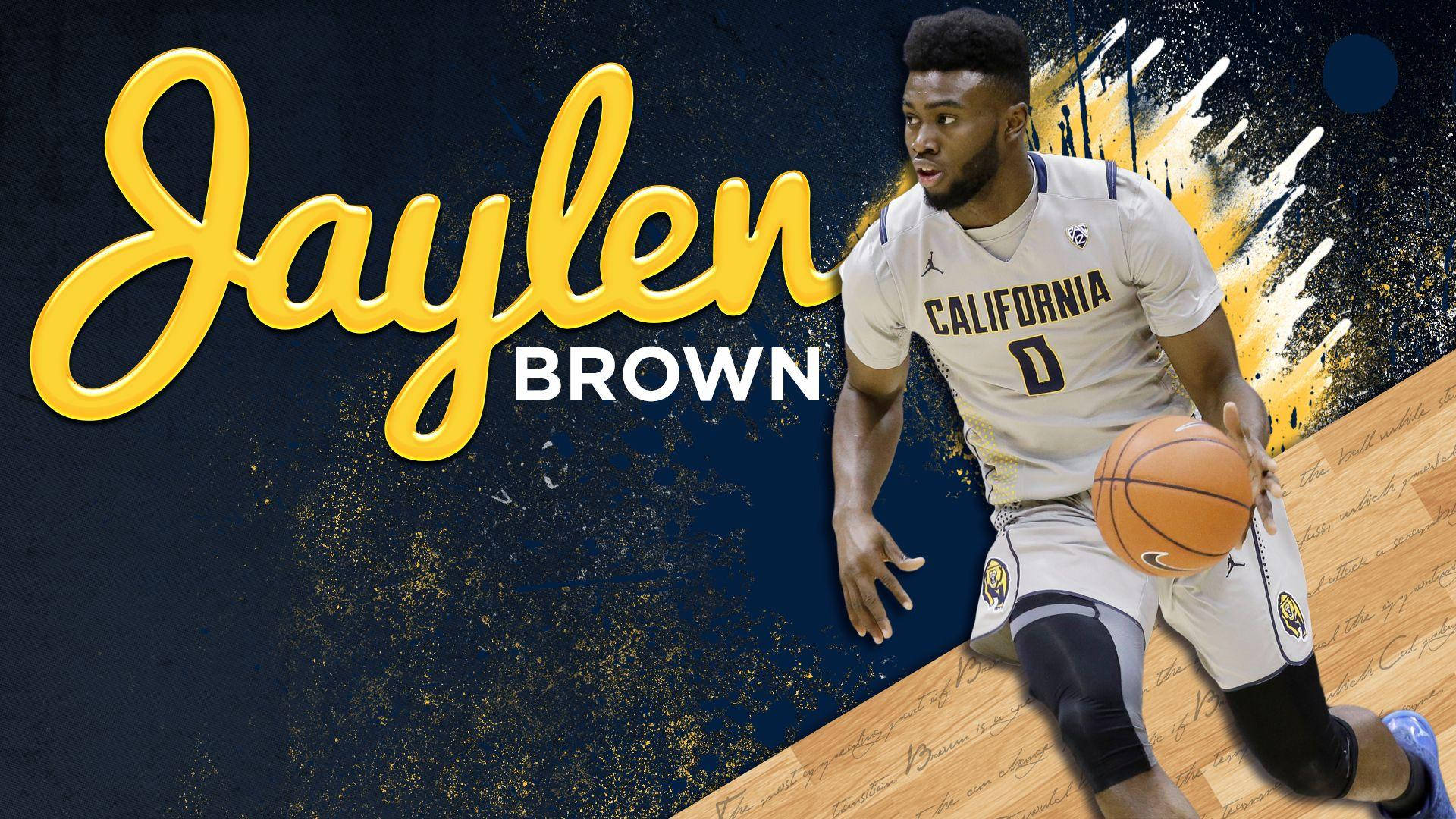 傑倫·布朗加州賽事海報 壁紙 — 籃球運動員Jaylen Brown身穿白色加州球衣在木地板上運球，背景為深藍色金色潑濺。