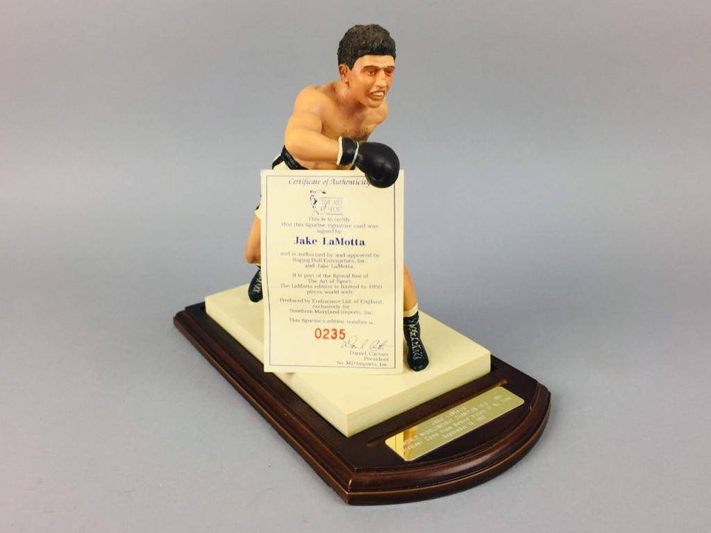 傑克·拉莫塔靈感獎盃 壁紙 — 一個詳細的拳擊手 Jake LaMotta 戰鬥姿勢雕像，置於木製展示底座上，附有真品證書。