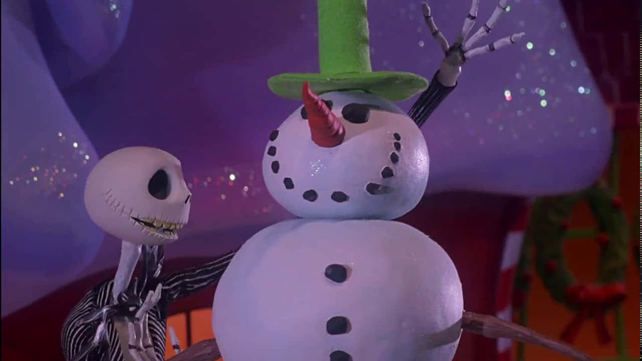 Jack Skellington 企喺一個戴綠色帽同紅色紅蘿蔔鼻嘅雪人旁邊。