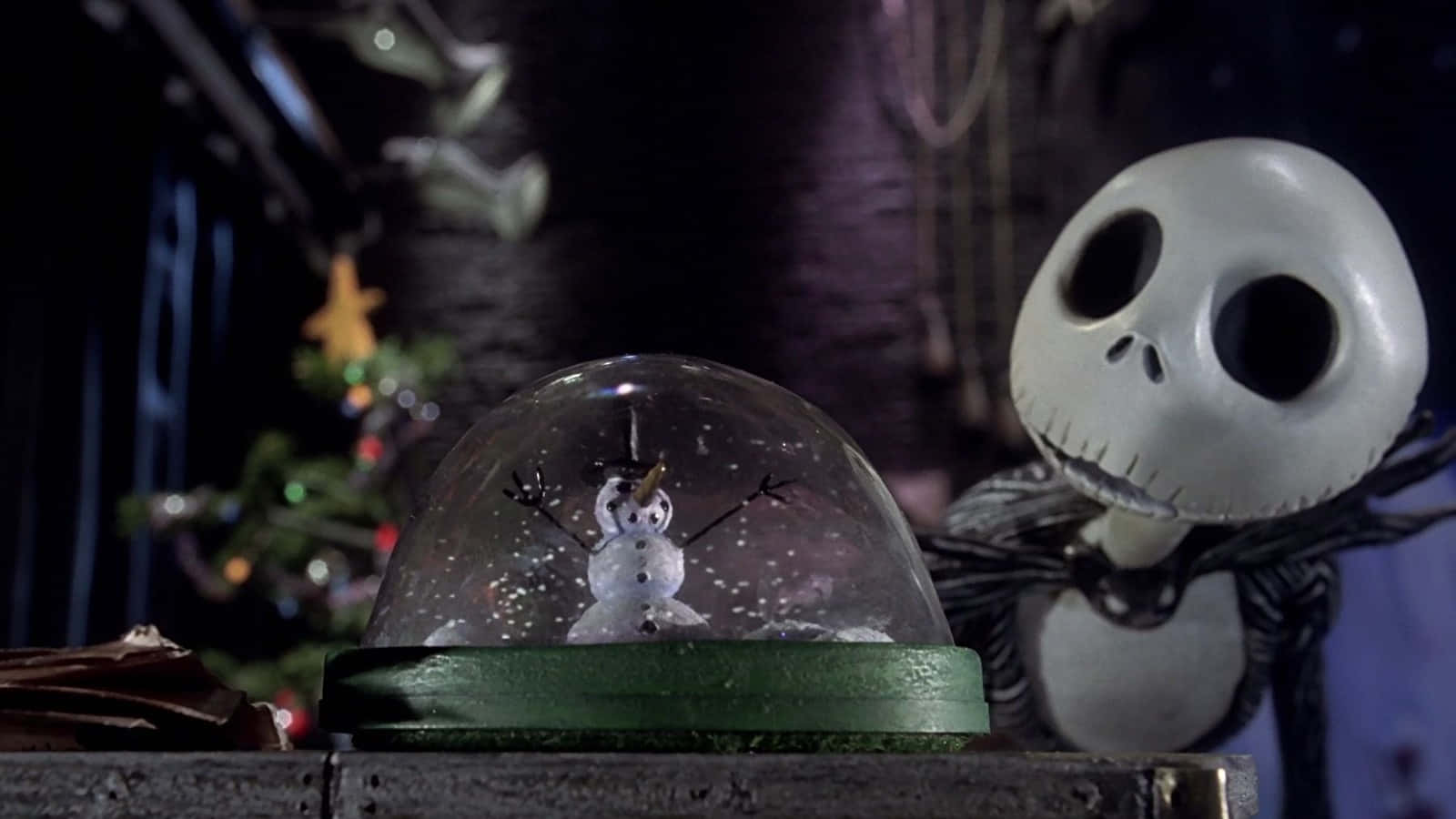 Jack Skellington 看著一個裡面有雪人的雪花球。