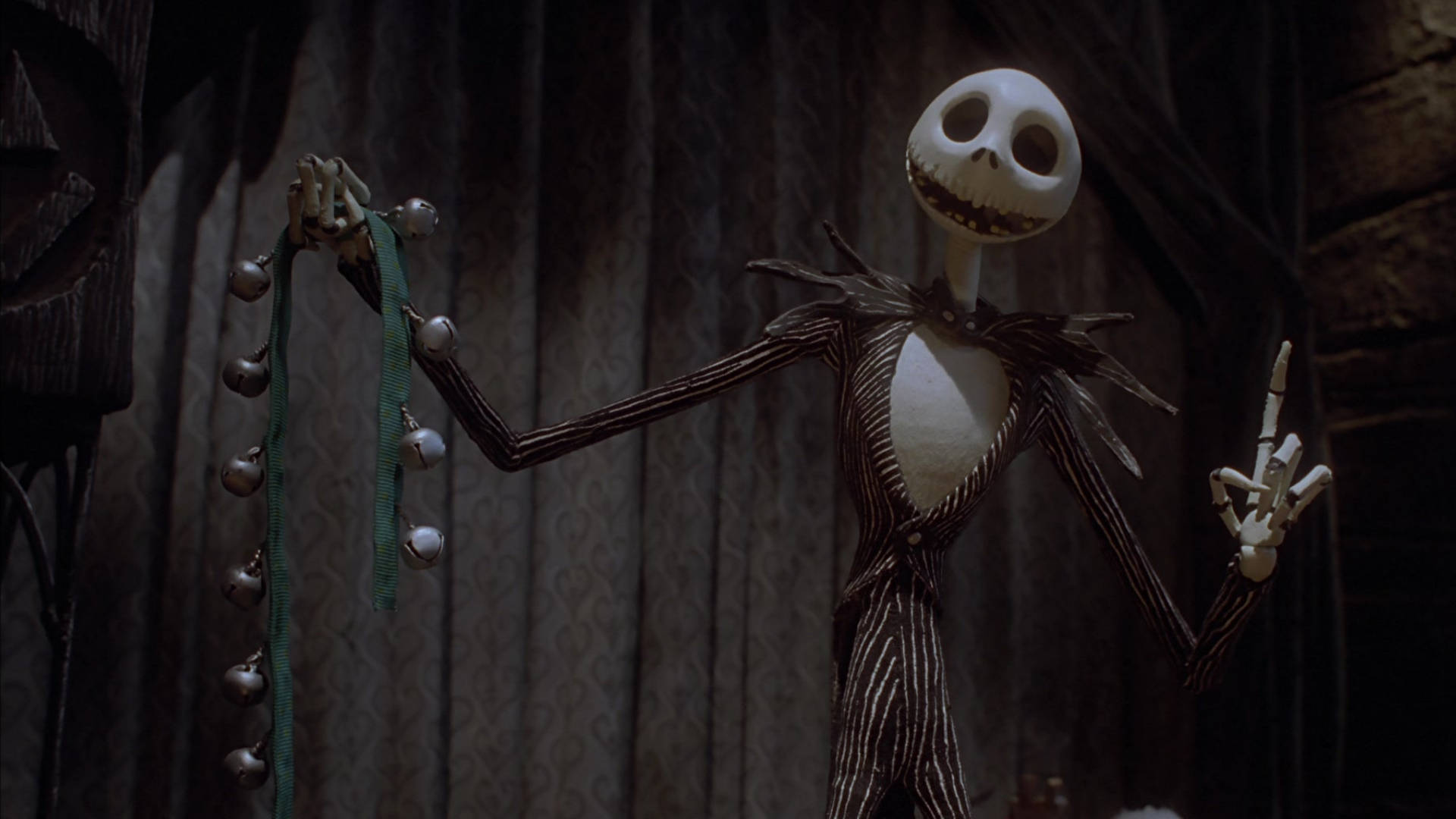 Jack Skellington 在黑暗哥德式環境中手持銀鈴。