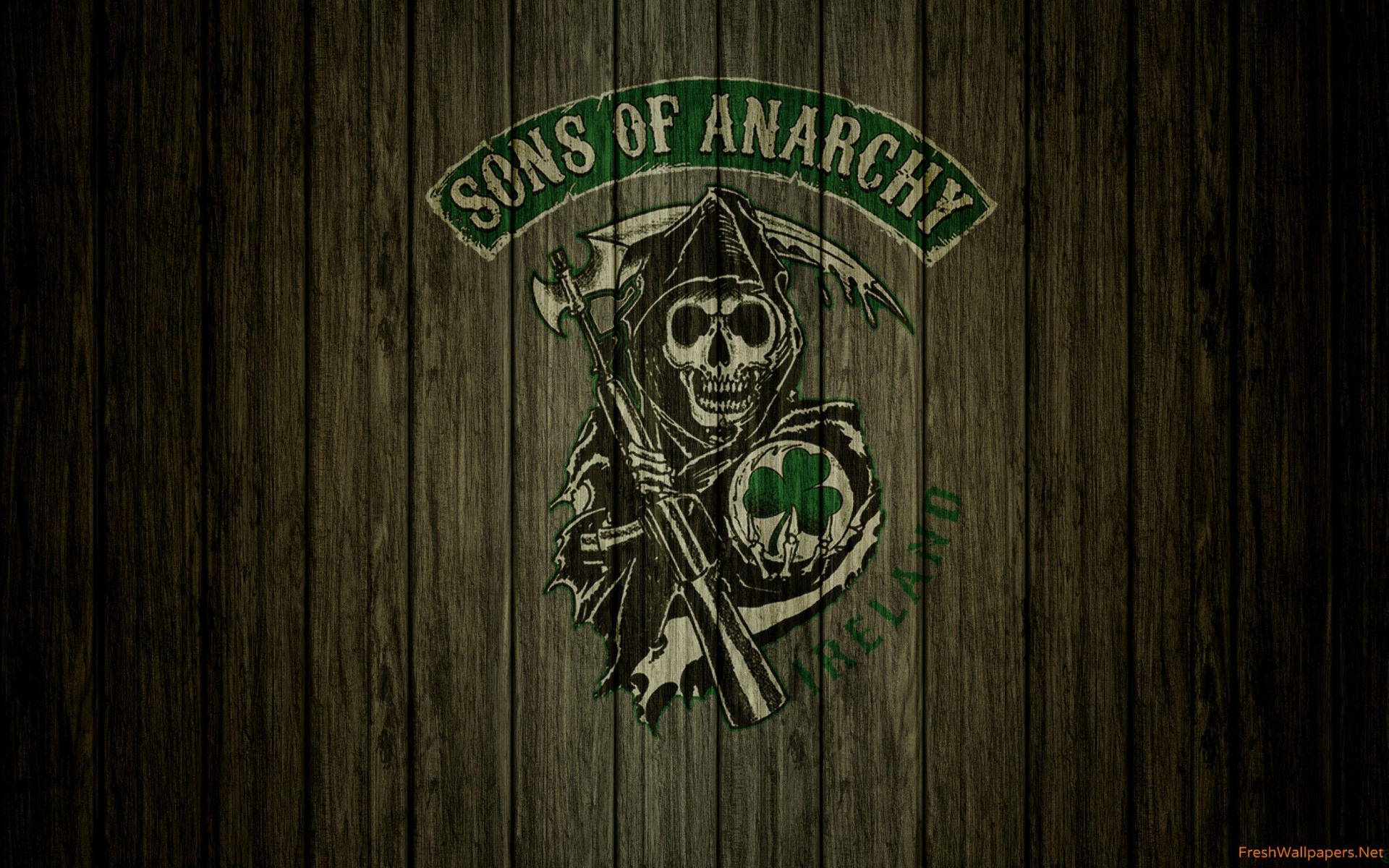 Sons of Anarchy 標誌，死神手持斧頭和三葉草在木頭上。