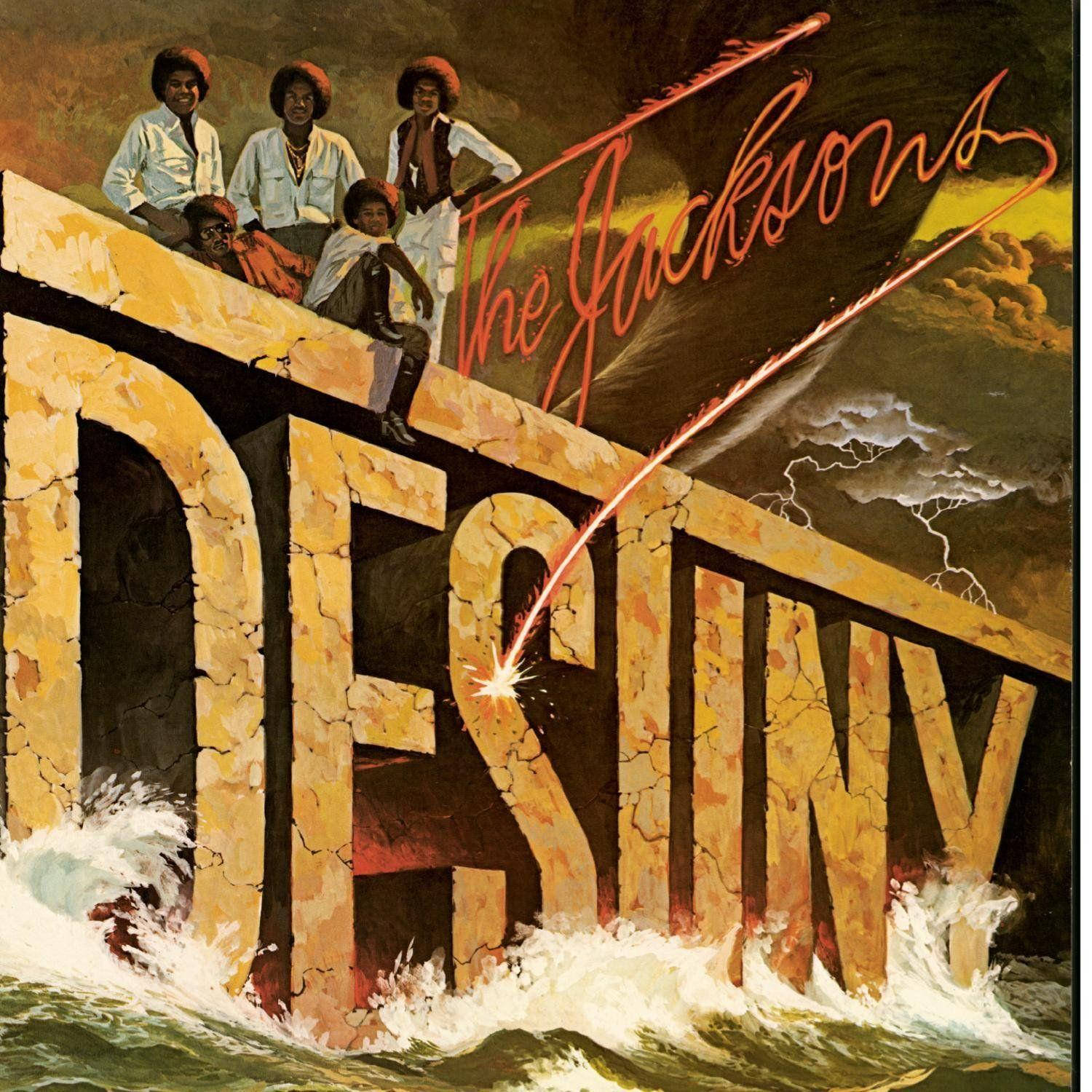 The Jacksons 在暴風雨中站在破碎的 'DESTINY' 標誌上，波浪翻湧。