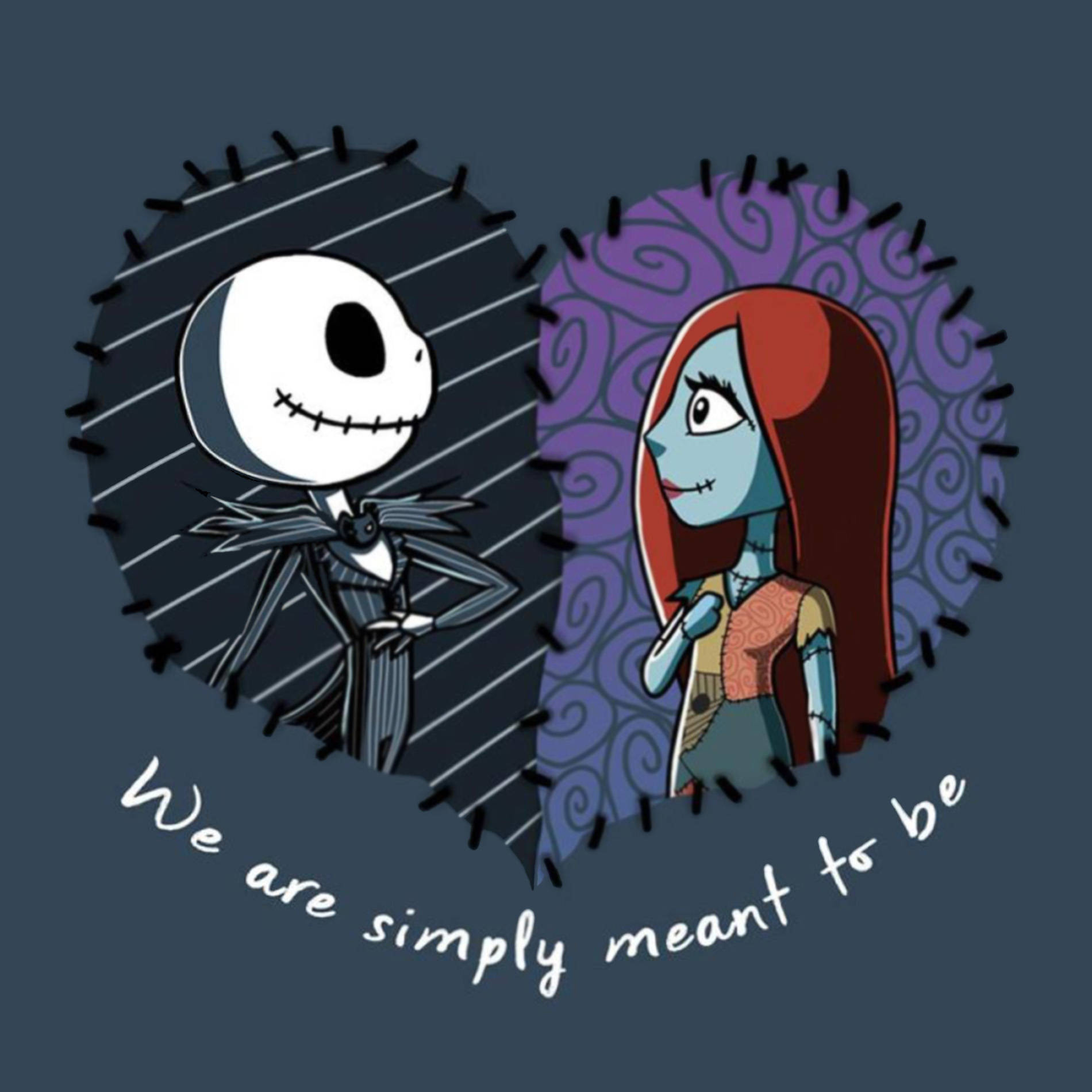 傑克與莎莉縫製心形 壁紙 — Jack Skellington 和 Sally 站在縫合的心形圖案內，背景為深藍色，並帶有「我們注定要在一起」的字句。
