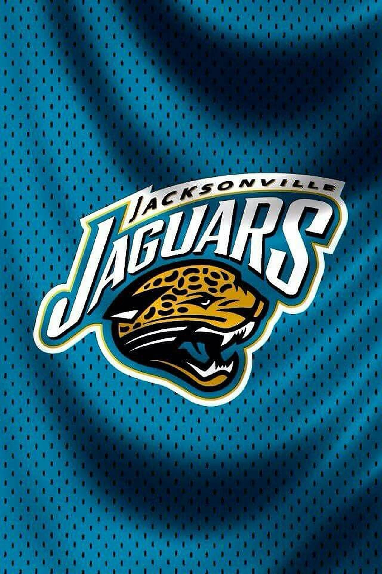 傑克遜維爾美洲虎隊特寫 壁紙 — Jacksonville Jaguars 標誌印在帶有紋理的青綠色美式足球球衣上，搭配戲劇性燈光。