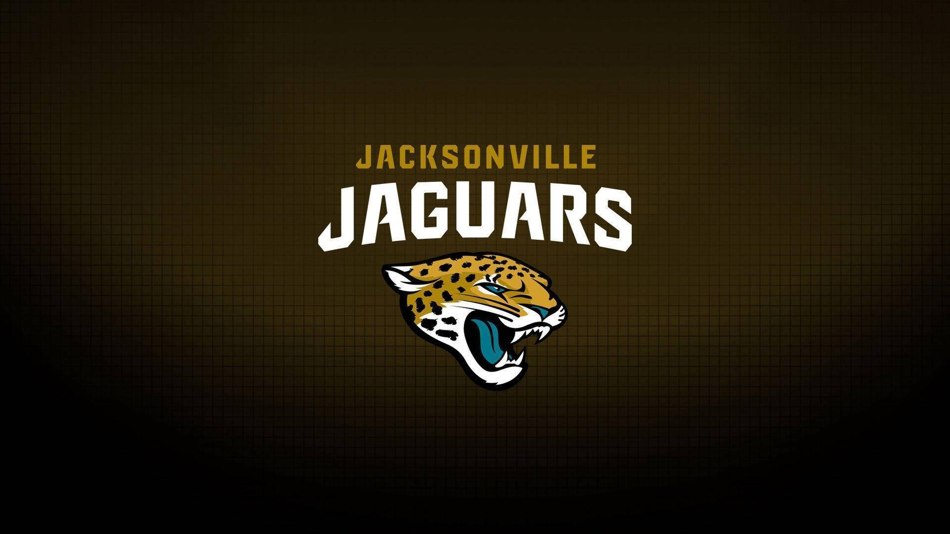 傑克遜維爾美洲虎黃色海報 壁紙 — Jacksonville Jaguars 標誌，咆哮的美洲獅頭和球隊名稱以粗體白色和金色文字顯示在深色網格背景上。