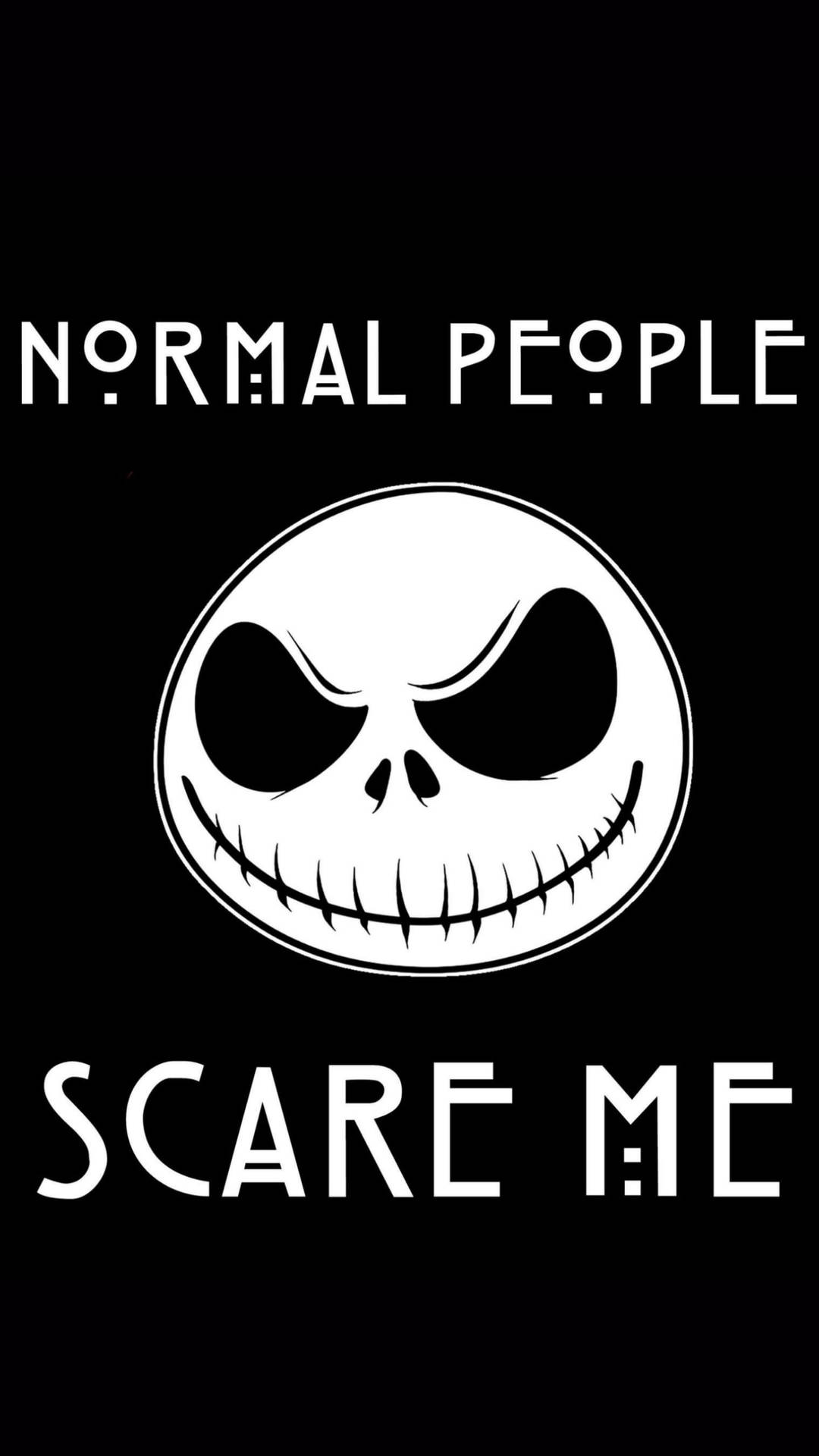 黑色背景上有一個白色縫合口眼的骷髏頭，並有文字 'NORMAL PEOPLE SCARE ME'。