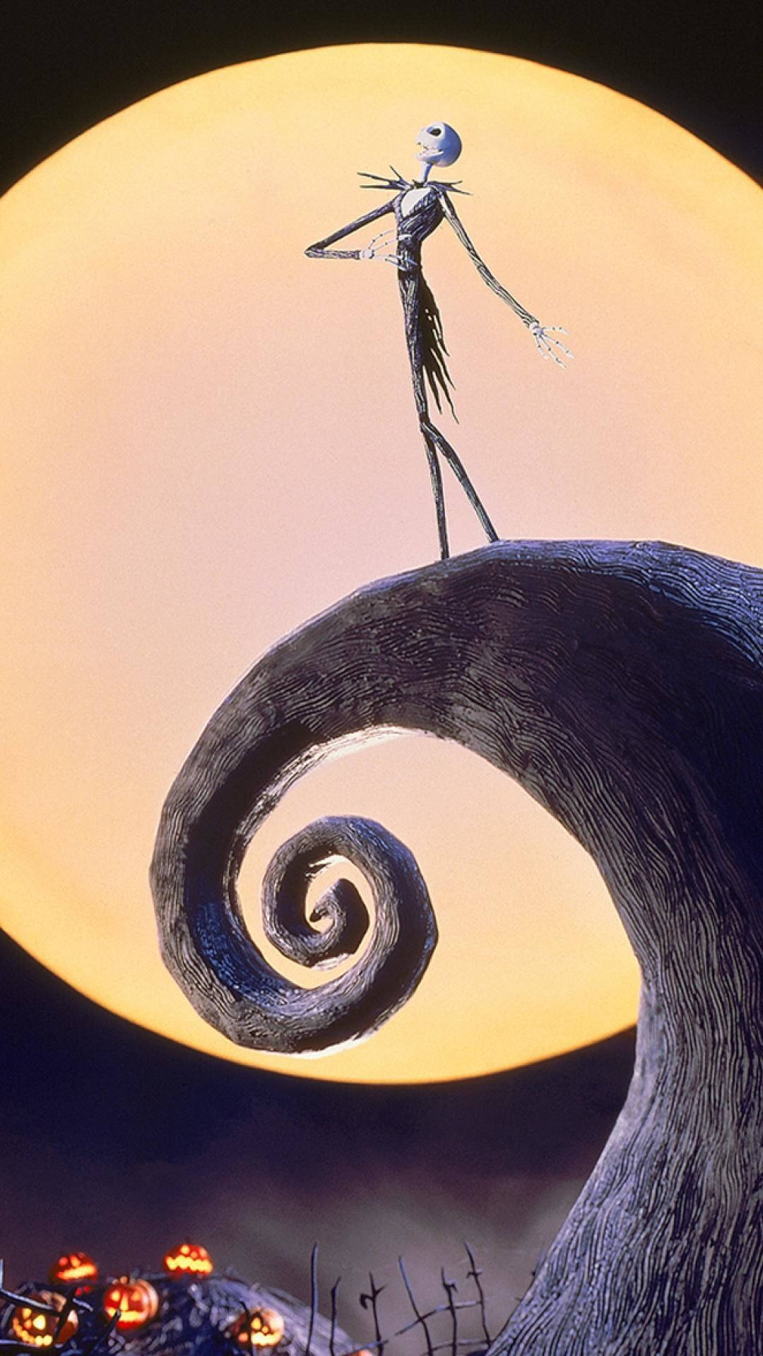 Jack Skellington 站在螺旋形山丘上，下方是巨大的橙色月亮和南瓜燈。