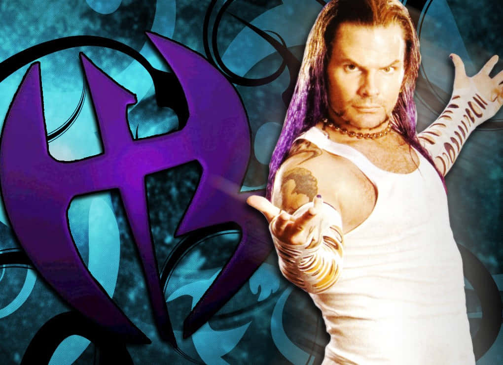 WWE摔角手Chris Jericho以紫色頭髮和紋身，擺出大膽的圖形姿勢。