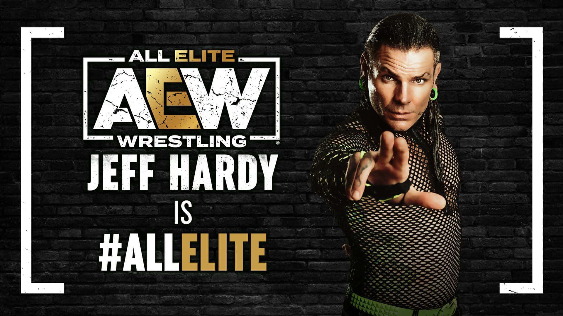 摔角手 Jeff Hardy 身穿黑色網狀服裝，在磚牆背景上帶有 AEW 標誌指向前方。