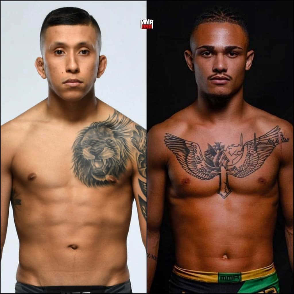 兩名赤裸上身的MMA拳手，胸前有紋身，在攝影棚擺姿勢
