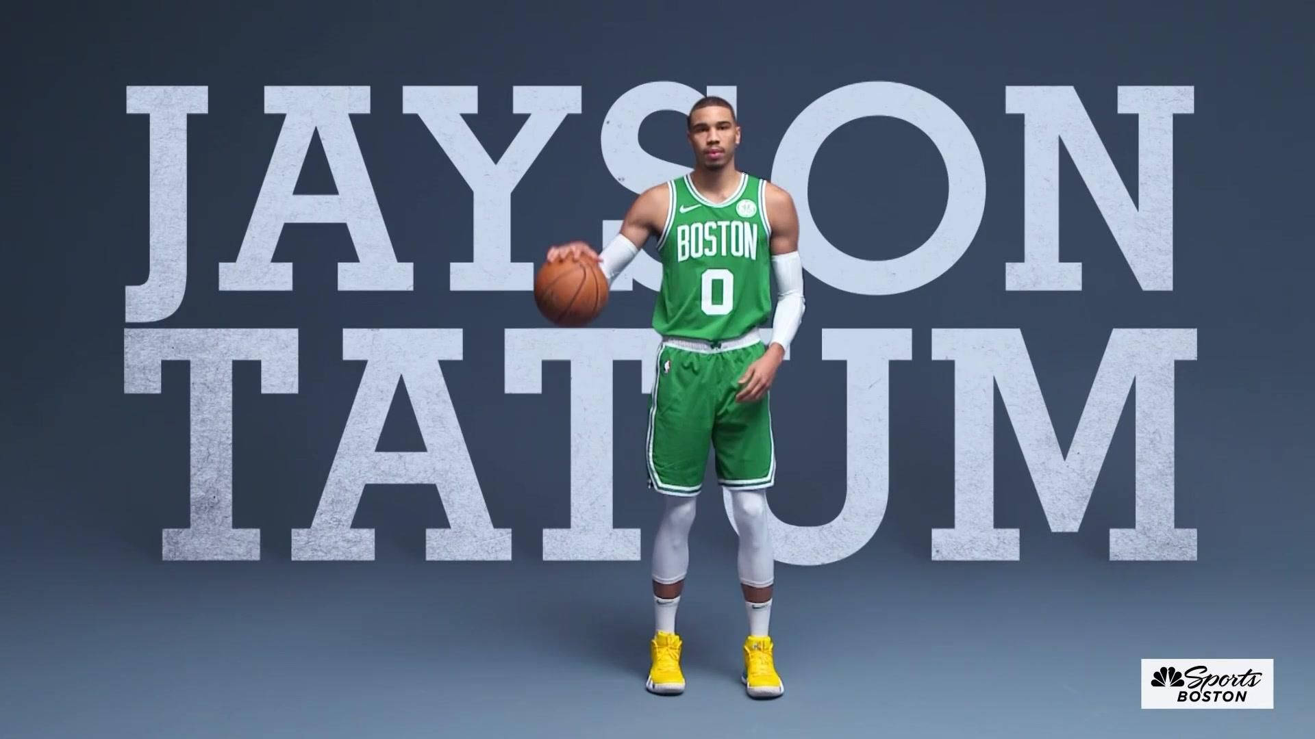 職業籃球運動員Jayson Tatum身穿塞爾特人隊服手持籃球。