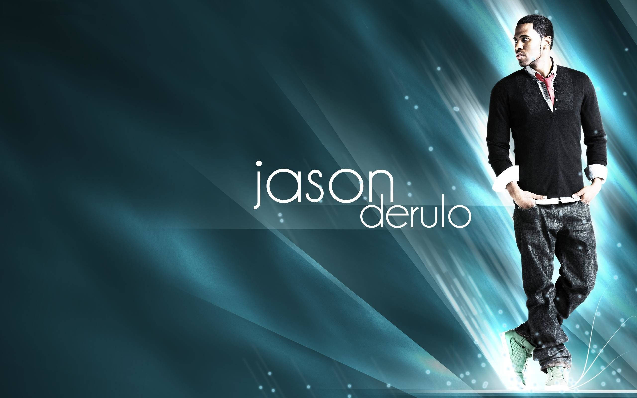 傑森·德魯羅精緻粉絲藝術 壁紙 — Jason Derulo 自信地站在動態藍色光條紋背景前，並顯示他的名字。