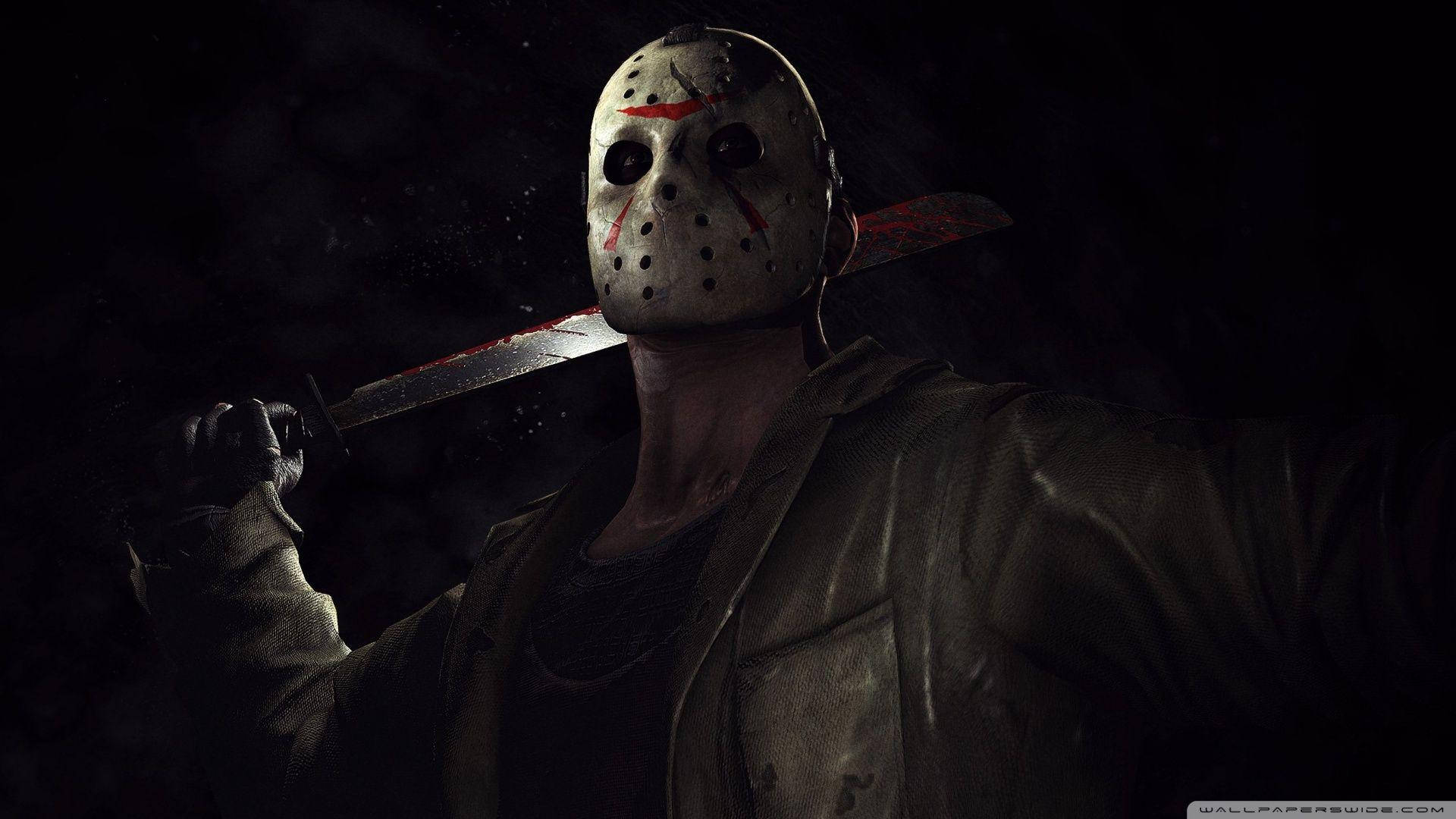 恐怖角色 Jason Voorhees 在黑暗環境中手持血淋淋的砍刀。