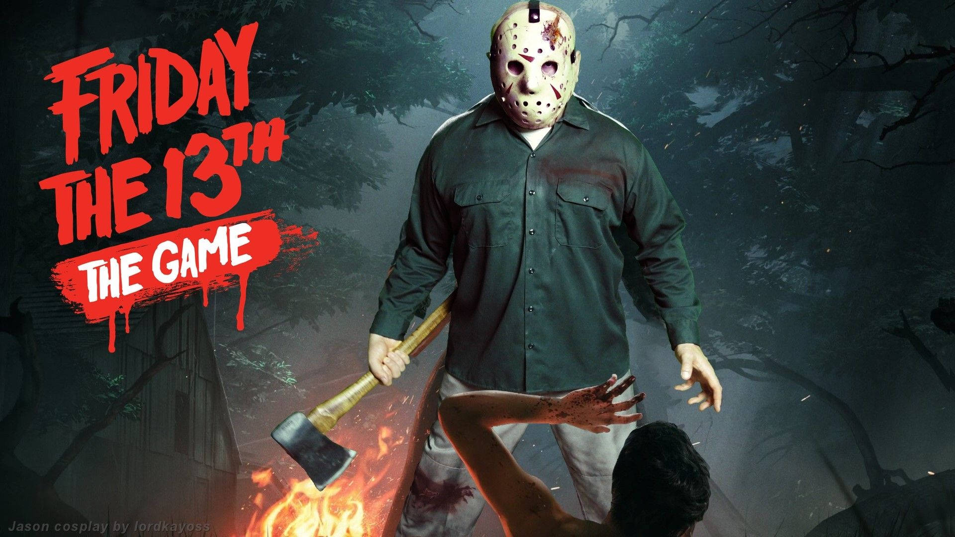 Jason Voorhees 在黑暗森林中將斧頭放在燃燒的受害者上方。