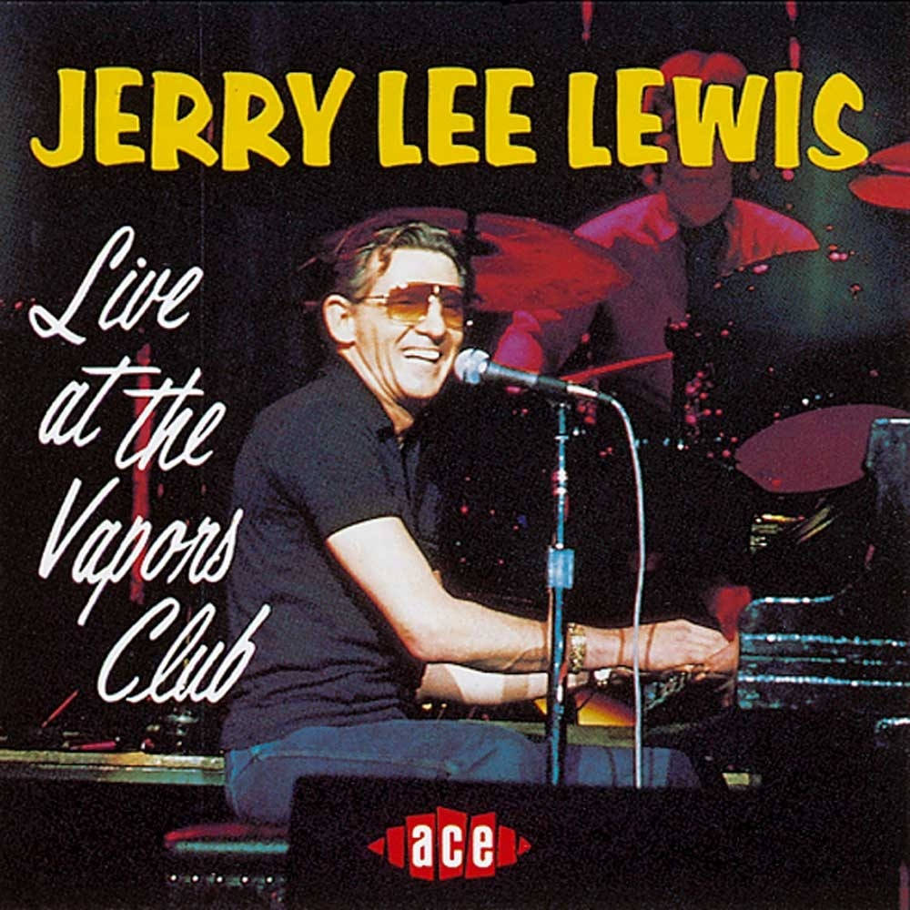 Jerry Lee Lewis 在 Vapors Club 現場彈奏鋼琴並唱歌，身後有鼓手。