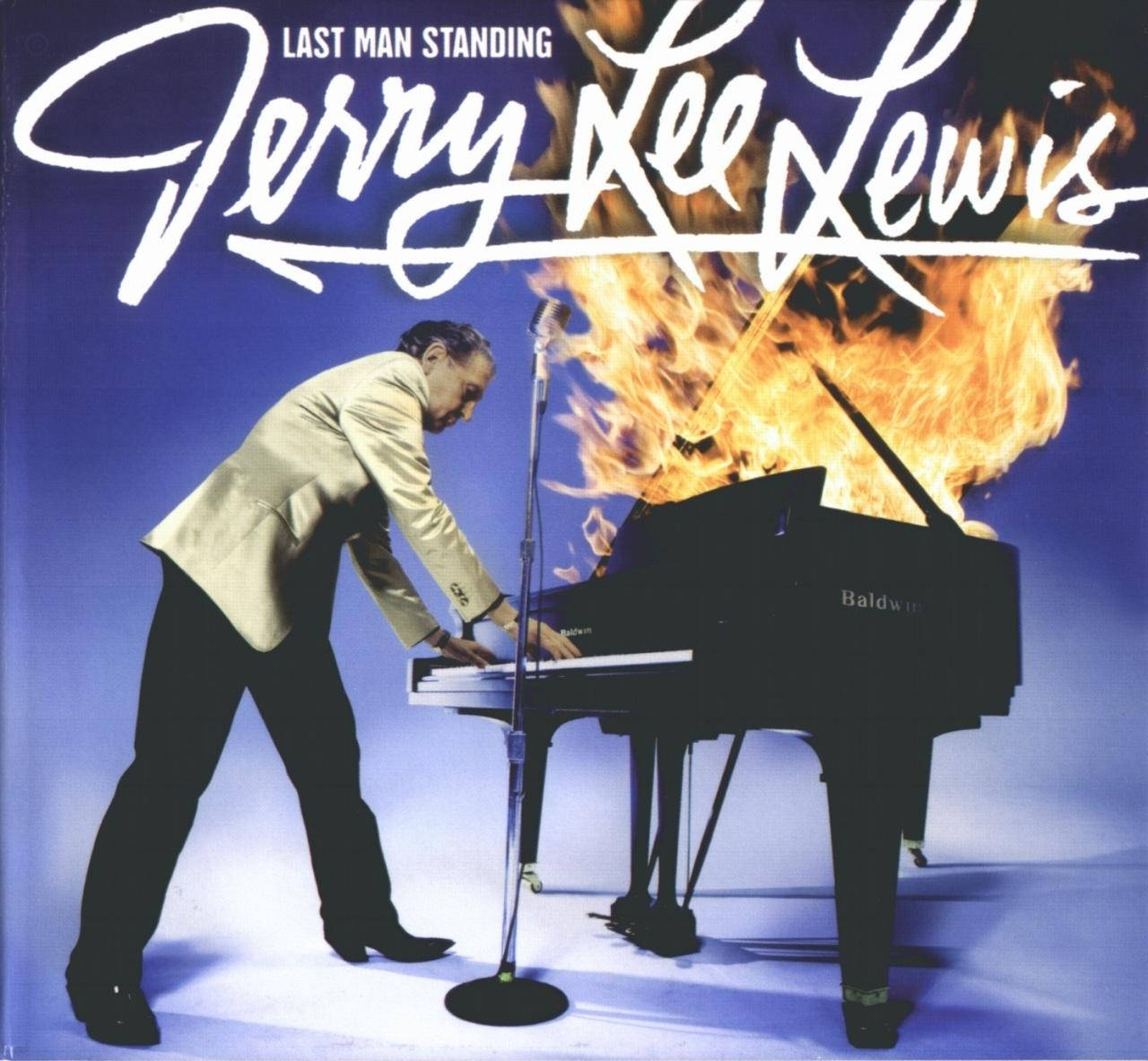 Jerry Lee Lewis 喺藍色舞台上彈奏一架被火焰包圍嘅鋼琴。