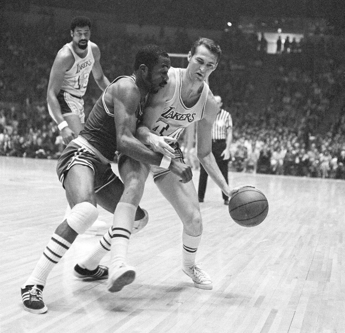 傑瑞·韋斯特對抗波士頓艾米特·布萊恩特 1969年NBA總決賽 壁紙 — 一張黑白動作照片，兩名籃球運動員在比賽中激烈爭奪控球權。