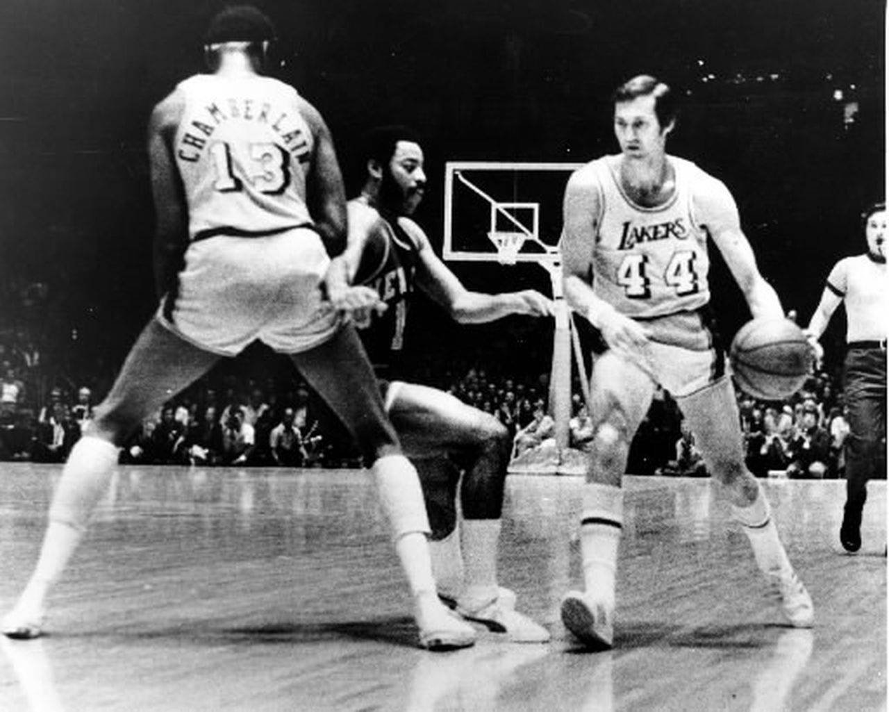 傑瑞·韋斯特與威爾特·張伯倫 1972年NBA總決賽 壁紙 — 黑白照片，捕捉復古比賽中籃球運動員的動作，背景有觀眾。